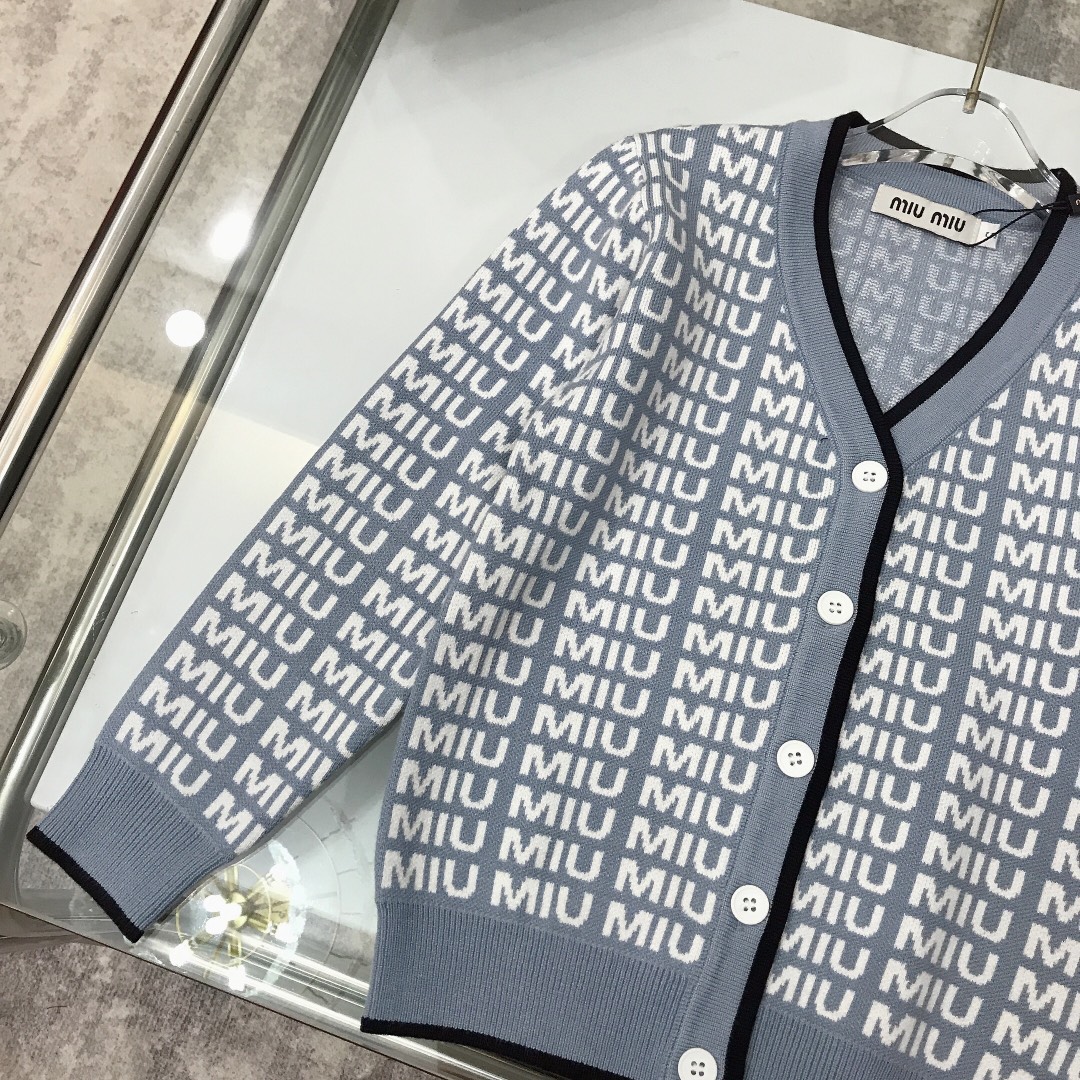 MiUMIU Baby Girls’ Rabbit-Flushed Sweaters: Soft, Cozy, and Stylish Winter Wear - 图片 5
