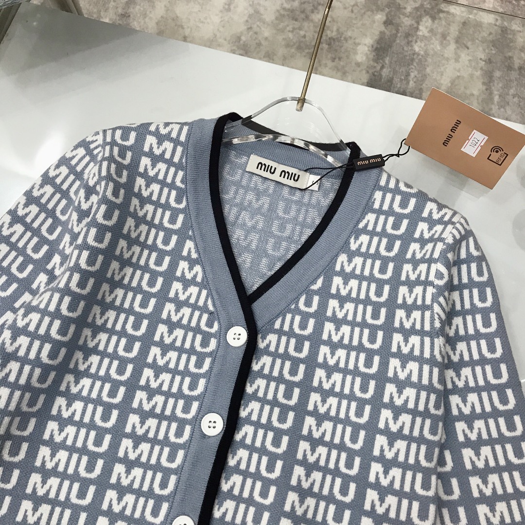 MiUMIU Baby Girls’ Rabbit-Flushed Sweaters: Soft, Cozy, and Stylish Winter Wear - 图片 4