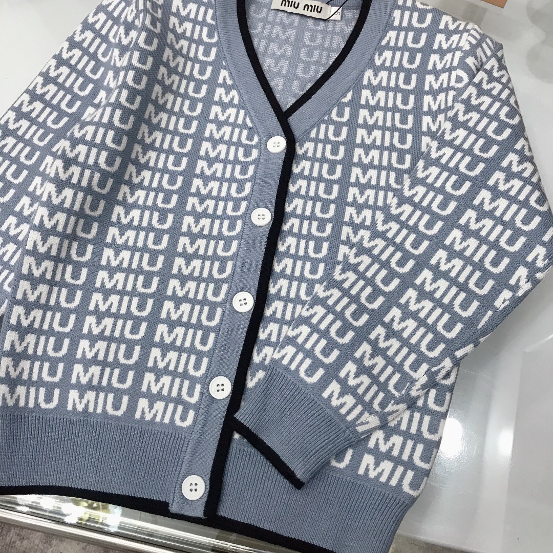 MiUMIU Baby Girls’ Rabbit-Flushed Sweaters: Soft, Cozy, and Stylish Winter Wear - 图片 6