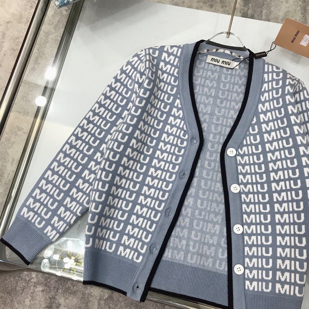 MiUMIU Baby Girls’ Rabbit-Flushed Sweaters: Soft, Cozy, and Stylish Winter Wear - 图片 3