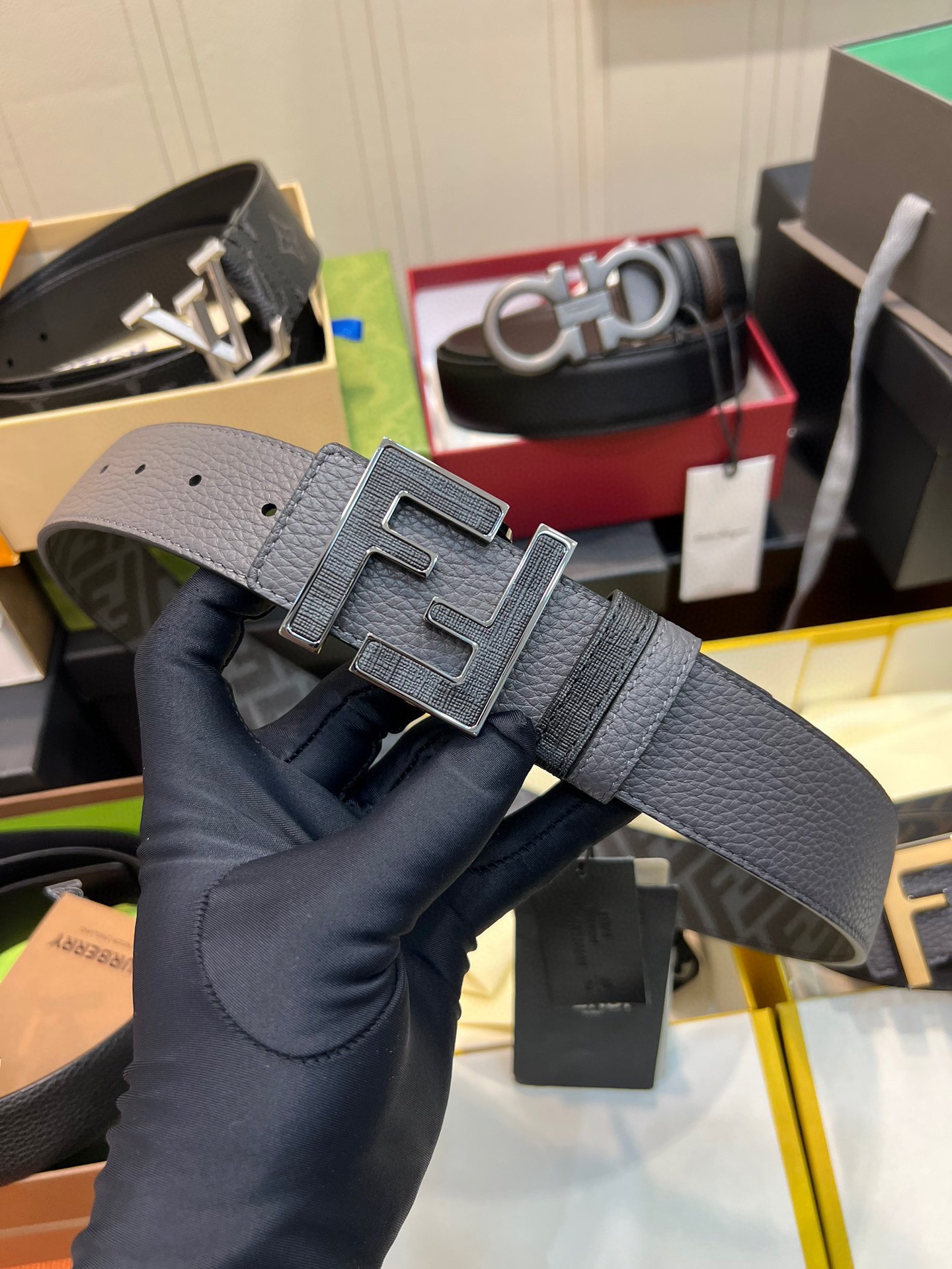 Fendi 特殊供货渠道 𝗙𝗶𝗻𝗲 𝗖𝗿𝗮𝗳𝘁𝘀𝗺𝗮𝗻𝘀𝗵𝗶𝗽 𝗗𝗲𝘁𝗮𝗶𝗹𝘀 精细工艺细节