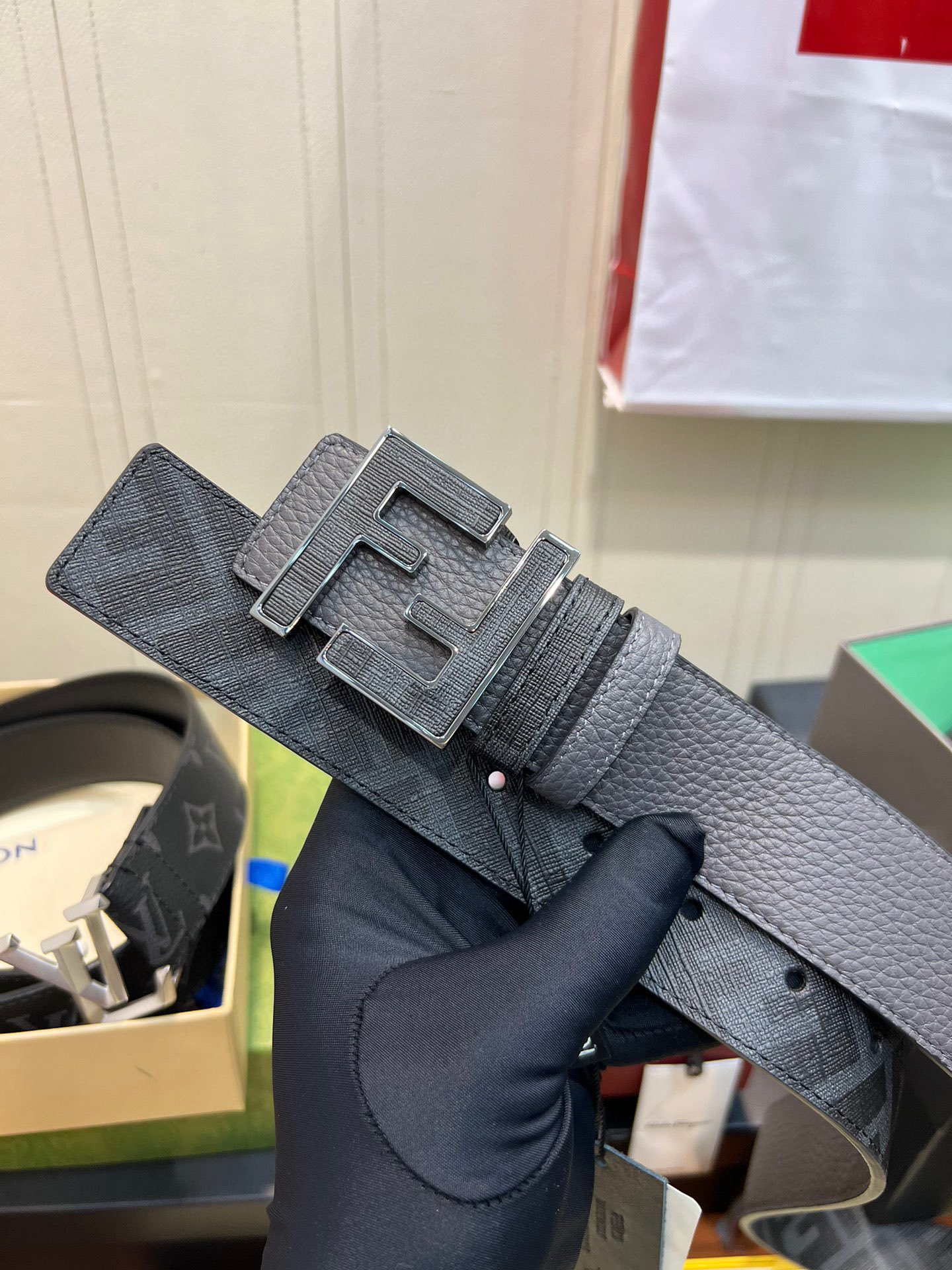 Fendi 特殊供货渠道 𝗙𝗶𝗻𝗲 𝗖𝗿𝗮𝗳𝘁𝘀𝗺𝗮𝗻𝘀𝗵𝗶𝗽 𝗗𝗲𝘁𝗮𝗶𝗹𝘀 精细工艺细节