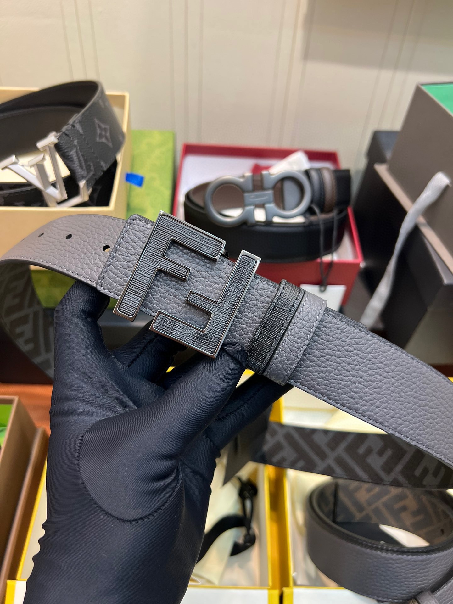 Fendi 特殊供货渠道 𝗙𝗶𝗻𝗲 𝗖𝗿𝗮𝗳𝘁𝘀𝗺𝗮𝗻𝘀𝗵𝗶𝗽 𝗗𝗲𝘁𝗮𝗶𝗹𝘀 精细工艺细节