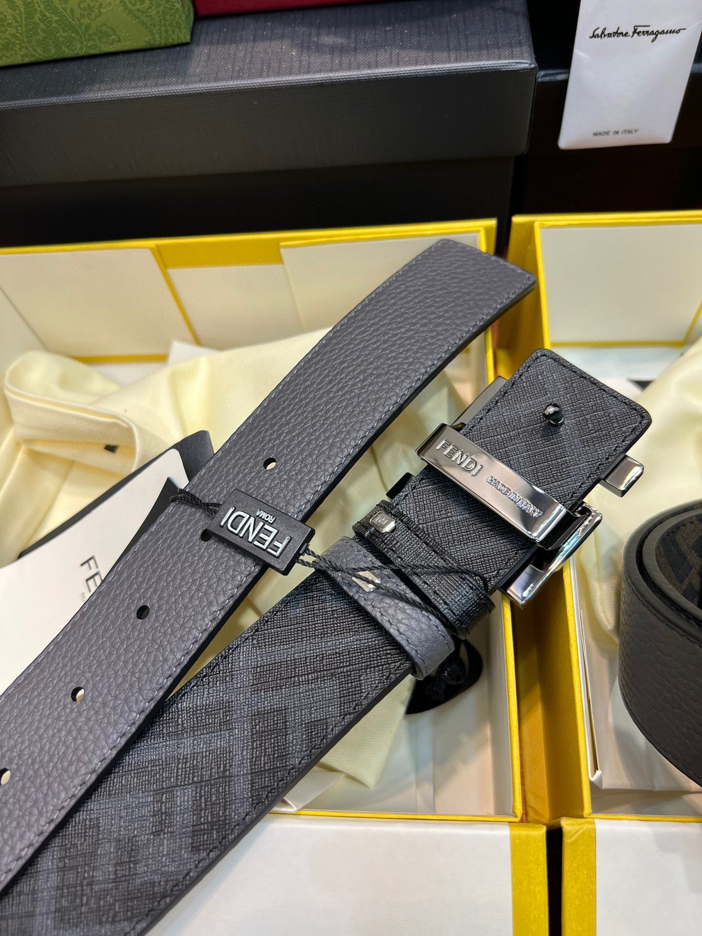 Fendi 特殊供货渠道 𝗙𝗶𝗻𝗲 𝗖𝗿𝗮𝗳𝘁𝘀𝗺𝗮𝗻𝘀𝗵𝗶𝗽 𝗗𝗲𝘁𝗮𝗶𝗹𝘀 精细工艺细节