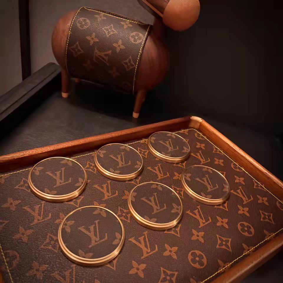 Closed gift box, showing design
