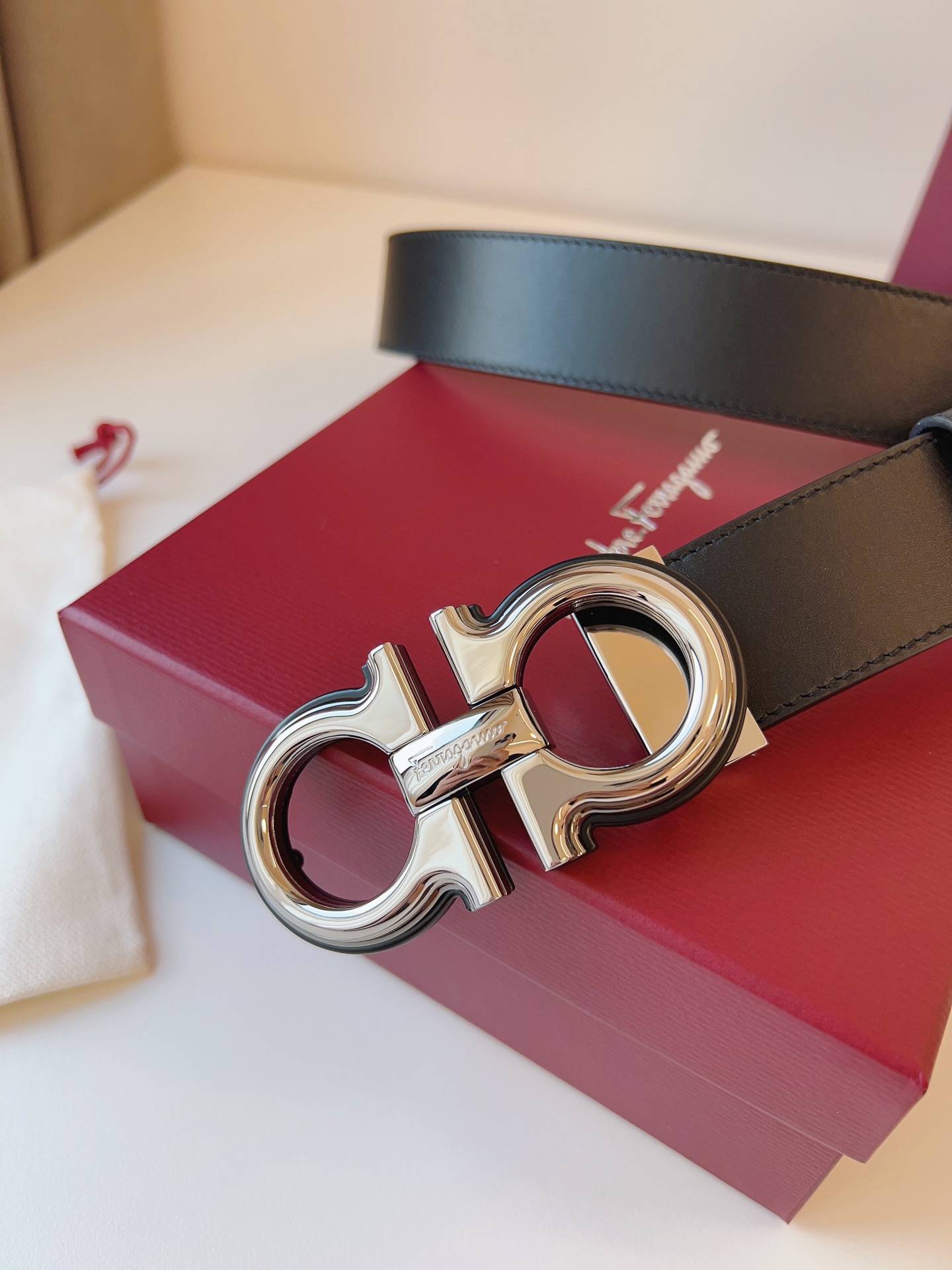 菲拉家 男士双面用质感真皮腰带，经典款，高端精品系列的标志性单品，兼具奢华工艺与实用设计，非常适合追求品质与细节的男性用户。
【高端精品品质】精选进口头层小牛皮，天然粒纹皮革双面设计，细腻耐磨，厚度适中，宽度3.4CM，适配现代绅士着装需求。
【匠心工艺】
可调式双面佩戴 ：一带两用，轻松切换商务与休闲风格；长度可自由裁剪，满足个性化腰围需求。
标志性金属细节 ：同色调G-i扣饰搭配撞色衬里，8字镂空夹扣象征“发财”寓意，精致真空电镀工艺，抗磨耐用不褪色。
质感穿搭点睛 ：哑光皮质与金属光泽碰撞，低调诠释都市摩登格调，提升整体造型高级感。
【专属包装】附赠全套礼盒包装，自用赠礼两相宜。
经典永续，绅士衣橱必备之选。160