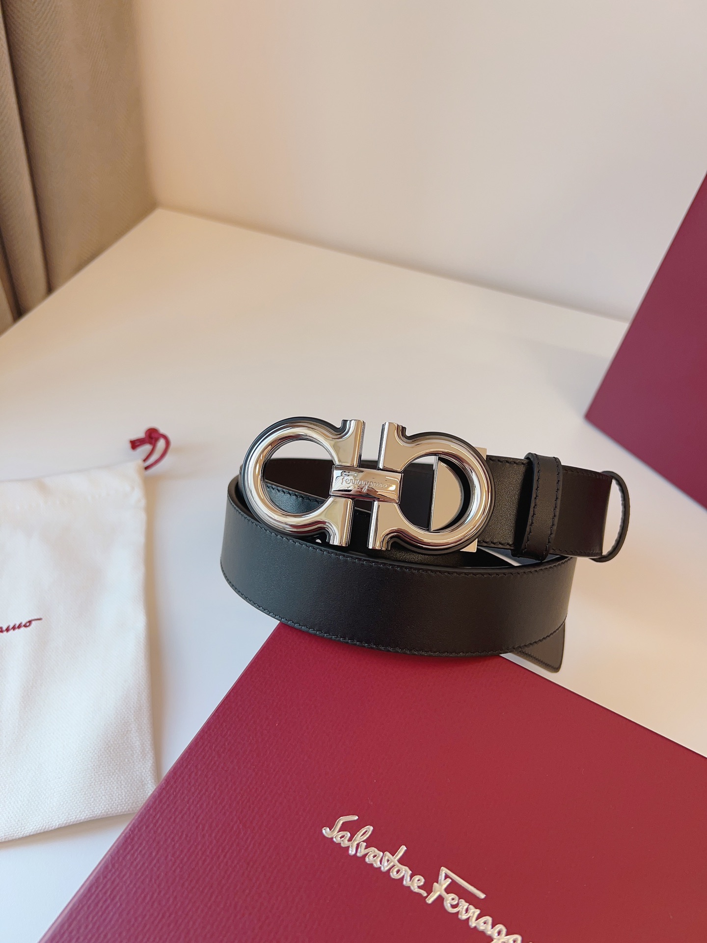 菲拉家 男士双面用质感真皮腰带，经典款，高端精品系列的标志性单品，兼具奢华工艺与实用设计，非常适合追求品质与细节的男性用户。
【高端精品品质】精选进口头层小牛皮，天然粒纹皮革双面设计，细腻耐磨，厚度适中，宽度3.4CM，适配现代绅士着装需求。
【匠心工艺】
可调式双面佩戴 ：一带两用，轻松切换商务与休闲风格；长度可自由裁剪，满足个性化腰围需求。
标志性金属细节 ：同色调G-i扣饰搭配撞色衬里，8字镂空夹扣象征“发财”寓意，精致真空电镀工艺，抗磨耐用不褪色。
质感穿搭点睛 ：哑光皮质与金属光泽碰撞，低调诠释都市摩登格调，提升整体造型高级感。
【专属包装】附赠全套礼盒包装，自用赠礼两相宜。
经典永续，绅士衣橱必备之选。160