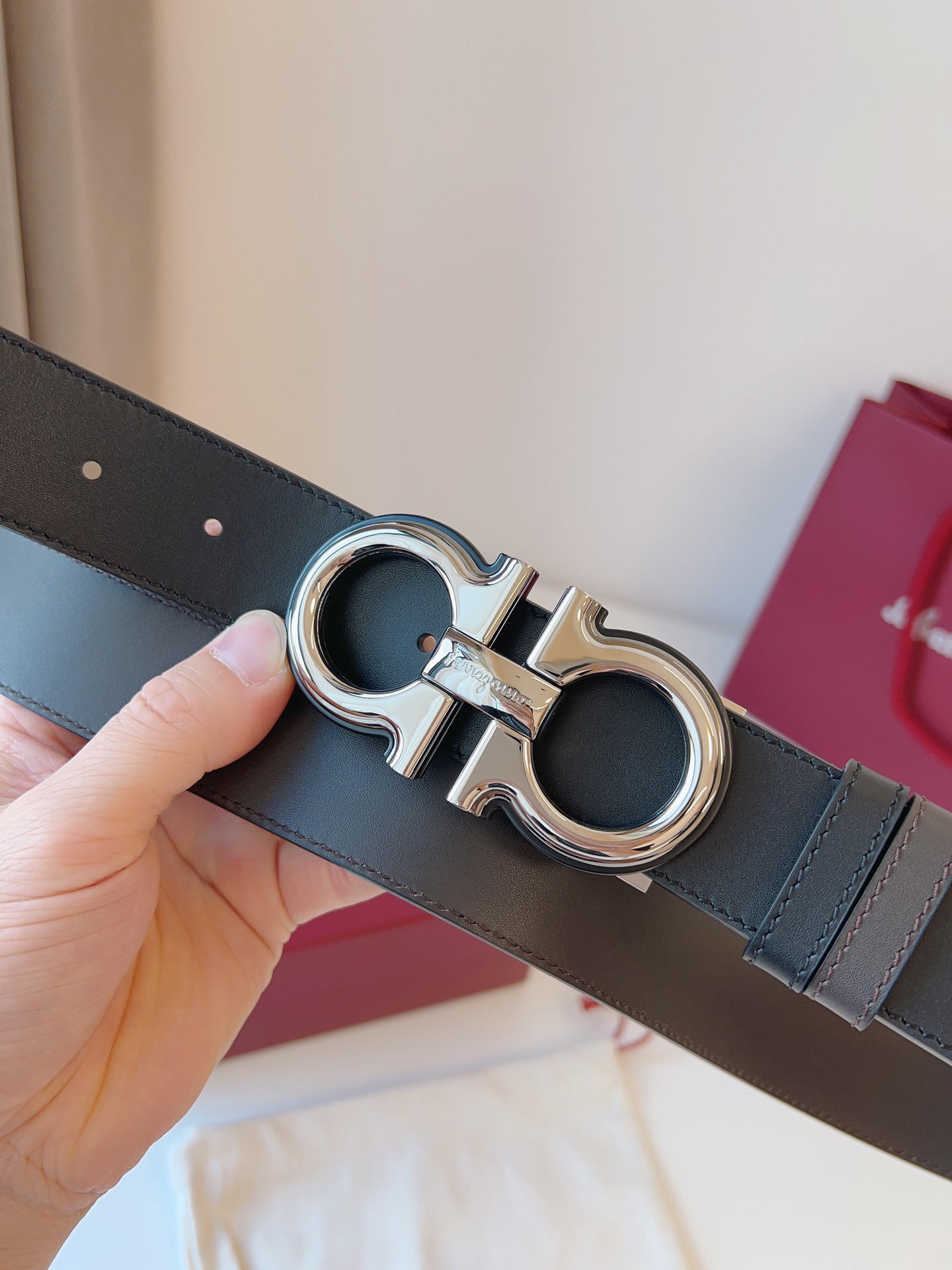 菲拉家 男士双面用质感真皮腰带，经典款，高端精品系列的标志性单品，兼具奢华工艺与实用设计，非常适合追求品质与细节的男性用户。
【高端精品品质】精选进口头层小牛皮，天然粒纹皮革双面设计，细腻耐磨，厚度适中，宽度3.4CM，适配现代绅士着装需求。
【匠心工艺】
可调式双面佩戴 ：一带两用，轻松切换商务与休闲风格；长度可自由裁剪，满足个性化腰围需求。
标志性金属细节 ：同色调G-i扣饰搭配撞色衬里，8字镂空夹扣象征“发财”寓意，精致真空电镀工艺，抗磨耐用不褪色。
质感穿搭点睛 ：哑光皮质与金属光泽碰撞，低调诠释都市摩登格调，提升整体造型高级感。
【专属包装】附赠全套礼盒包装，自用赠礼两相宜。
经典永续，绅士衣橱必备之选。160