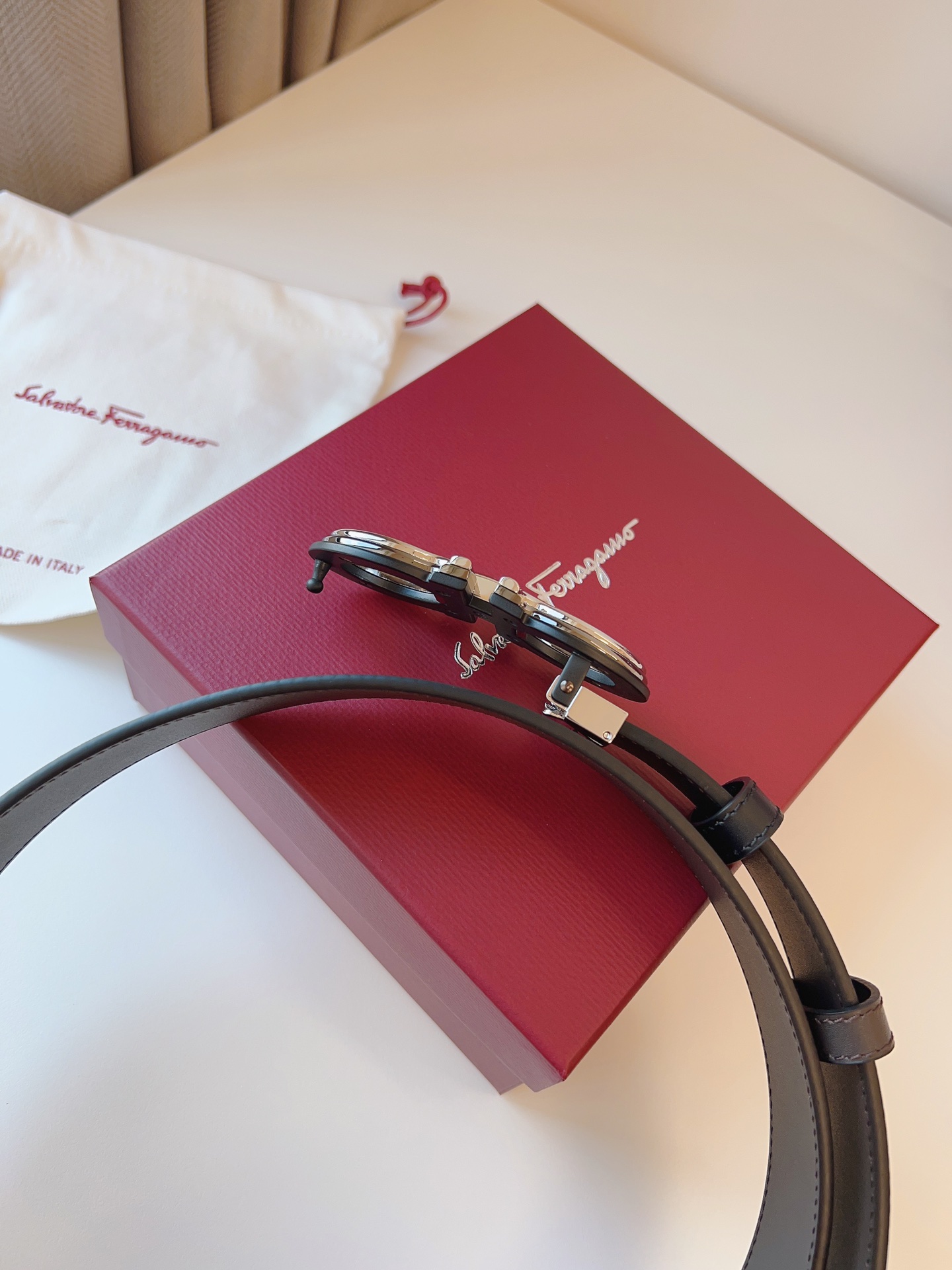 菲拉家 男士双面用质感真皮腰带，经典款，高端精品系列的标志性单品，兼具奢华工艺与实用设计，非常适合追求品质与细节的男性用户。
【高端精品品质】精选进口头层小牛皮，天然粒纹皮革双面设计，细腻耐磨，厚度适中，宽度3.4CM，适配现代绅士着装需求。
【匠心工艺】
可调式双面佩戴 ：一带两用，轻松切换商务与休闲风格；长度可自由裁剪，满足个性化腰围需求。
标志性金属细节 ：同色调G-i扣饰搭配撞色衬里，8字镂空夹扣象征“发财”寓意，精致真空电镀工艺，抗磨耐用不褪色。
质感穿搭点睛 ：哑光皮质与金属光泽碰撞，低调诠释都市摩登格调，提升整体造型高级感。
【专属包装】附赠全套礼盒包装，自用赠礼两相宜。
经典永续，绅士衣橱必备之选。160