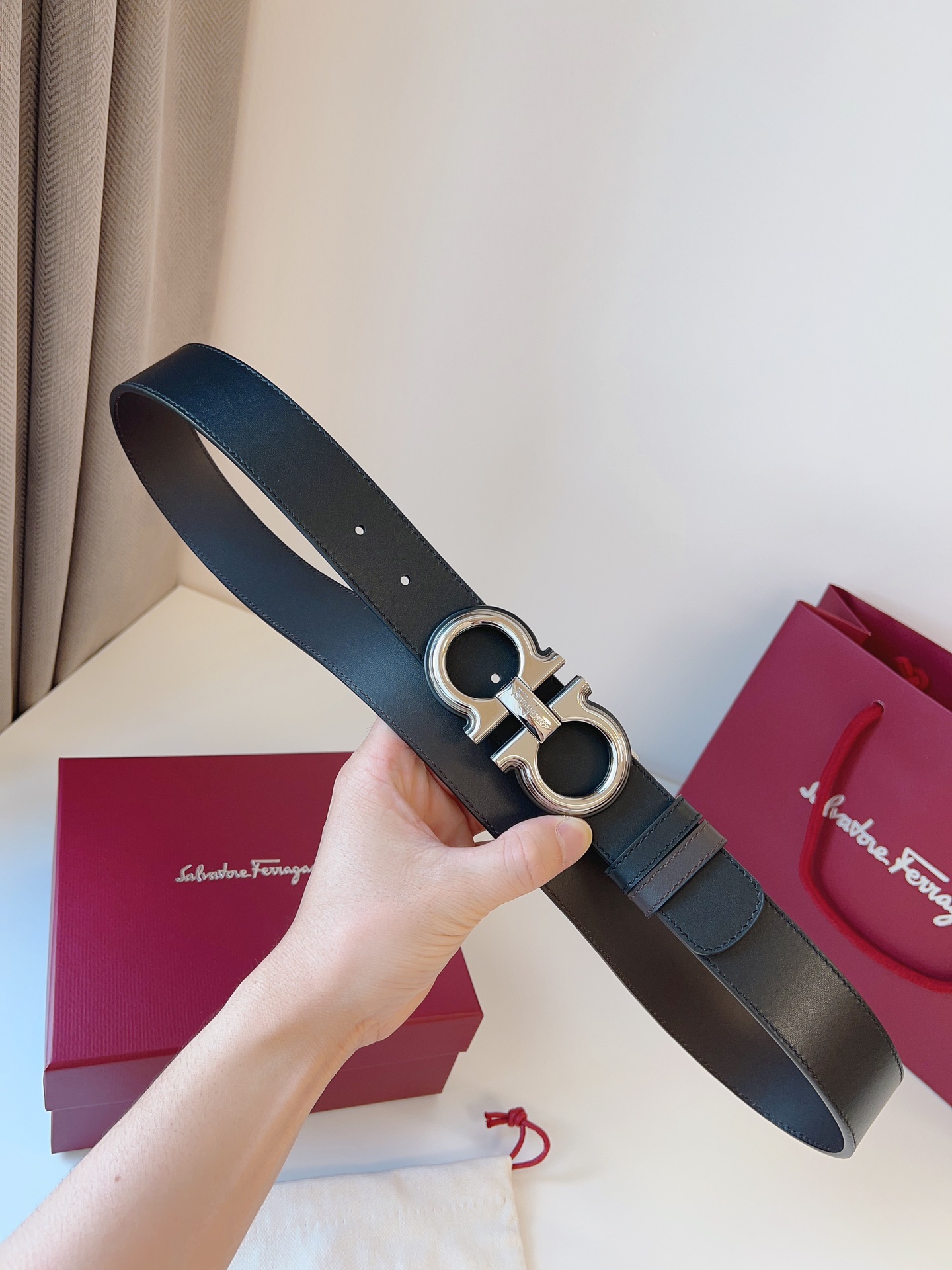 菲拉家 男士双面用质感真皮腰带，经典款，高端精品系列的标志性单品，兼具奢华工艺与实用设计，非常适合追求品质与细节的男性用户。
【高端精品品质】精选进口头层小牛皮，天然粒纹皮革双面设计，细腻耐磨，厚度适中，宽度3.4CM，适配现代绅士着装需求。
【匠心工艺】
可调式双面佩戴 ：一带两用，轻松切换商务与休闲风格；长度可自由裁剪，满足个性化腰围需求。
标志性金属细节 ：同色调G-i扣饰搭配撞色衬里，8字镂空夹扣象征“发财”寓意，精致真空电镀工艺，抗磨耐用不褪色。
质感穿搭点睛 ：哑光皮质与金属光泽碰撞，低调诠释都市摩登格调，提升整体造型高级感。
【专属包装】附赠全套礼盒包装，自用赠礼两相宜。
经典永续，绅士衣橱必备之选。160