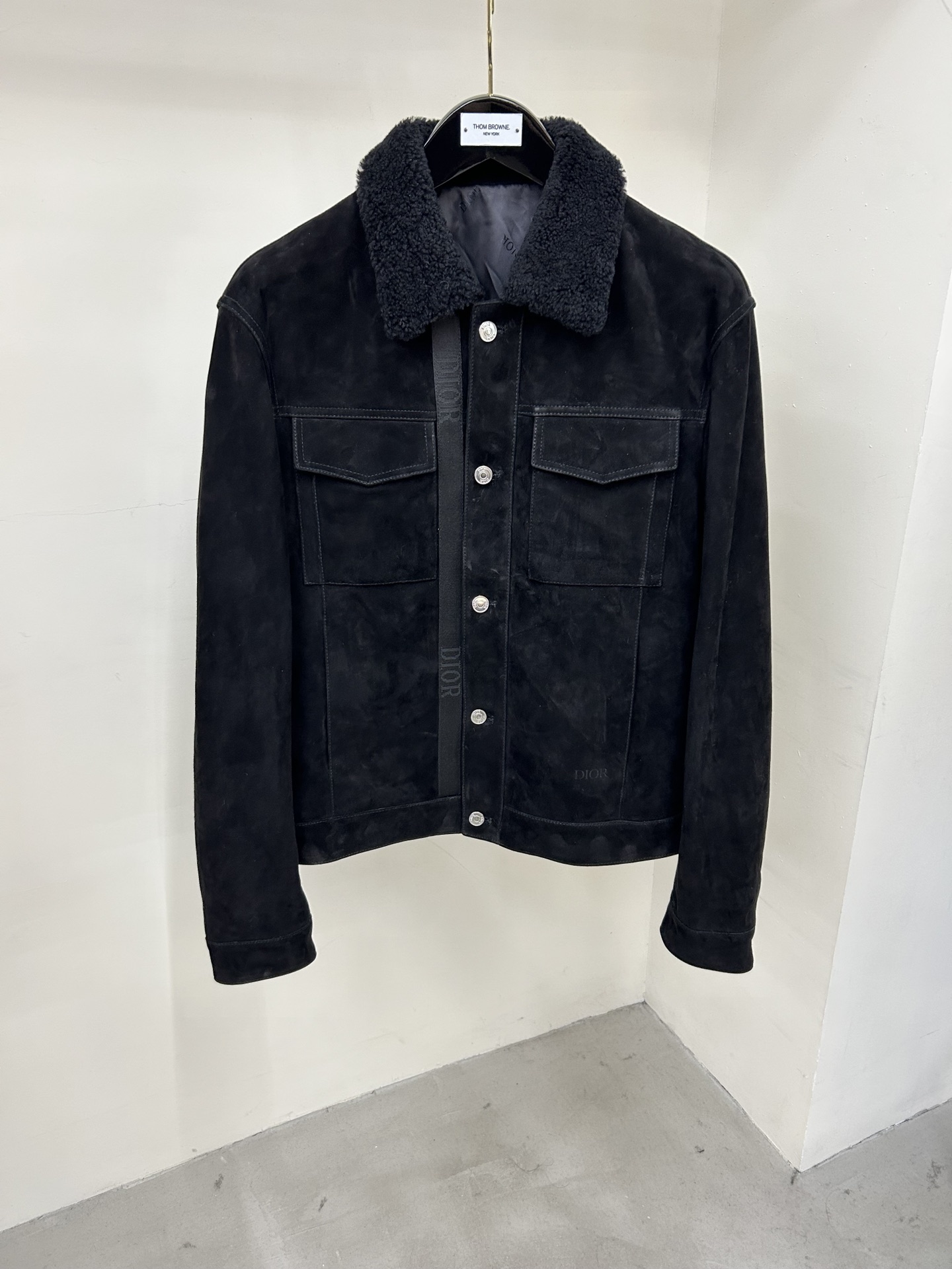 NO:675159,DIOR's new autumn and winter high-end simple classic leather jacket. The 'very popular' suede fur has become the object of competition for the favor of major popular brands. In high-end leather clothing, the undefeated tough guy style element has always been the home!  Suede, which is comfortable, skin-friendly and highly acceptable, has become an excellent choice to respond to the current neutral style. This suede leather jacket from Dior has a simple version and is very durable and durable. It is the kind of style that will stand out whenever you wear it. It is a basic and versatile style that can be worn with your eyes closed. The original version is developed accurately, the upper body effect is perfect after entering the cabinet, and the details of the original hardware and accessories are intact. Imported mixed goat leather, feels comfortable and skin-friendly. M-3xl  01980,,dior,dior,leather jacket,sheepskin,chamois leather,Top Customize119860909DIOR秋冬新款高档简约经典款皮衣 “人缘极好”的反毛皮成了各大当红大牌争宠的对象.在高档皮装里,不败的硬汉风元素一直都是主场！舒适,亲肤,接受度极高的麂皮成了回应当下中性风格的极佳选择.迪奥家的这款麂皮皮衣,版型简洁,超耐看耐穿的款式.是那种什么时候拿出来穿搭,都会出彩的款式,属于可以闭眼入的基础百搭款. 原版精准开发,上身效果入柜无差,原厂五金辅料配件细节无差. 进口混种山羊皮,手感舒适亲肤. M-3xl 01980,,dior,dior,leather jacket,sheepskin,chamois leather,Top Customize1,Men's clothing