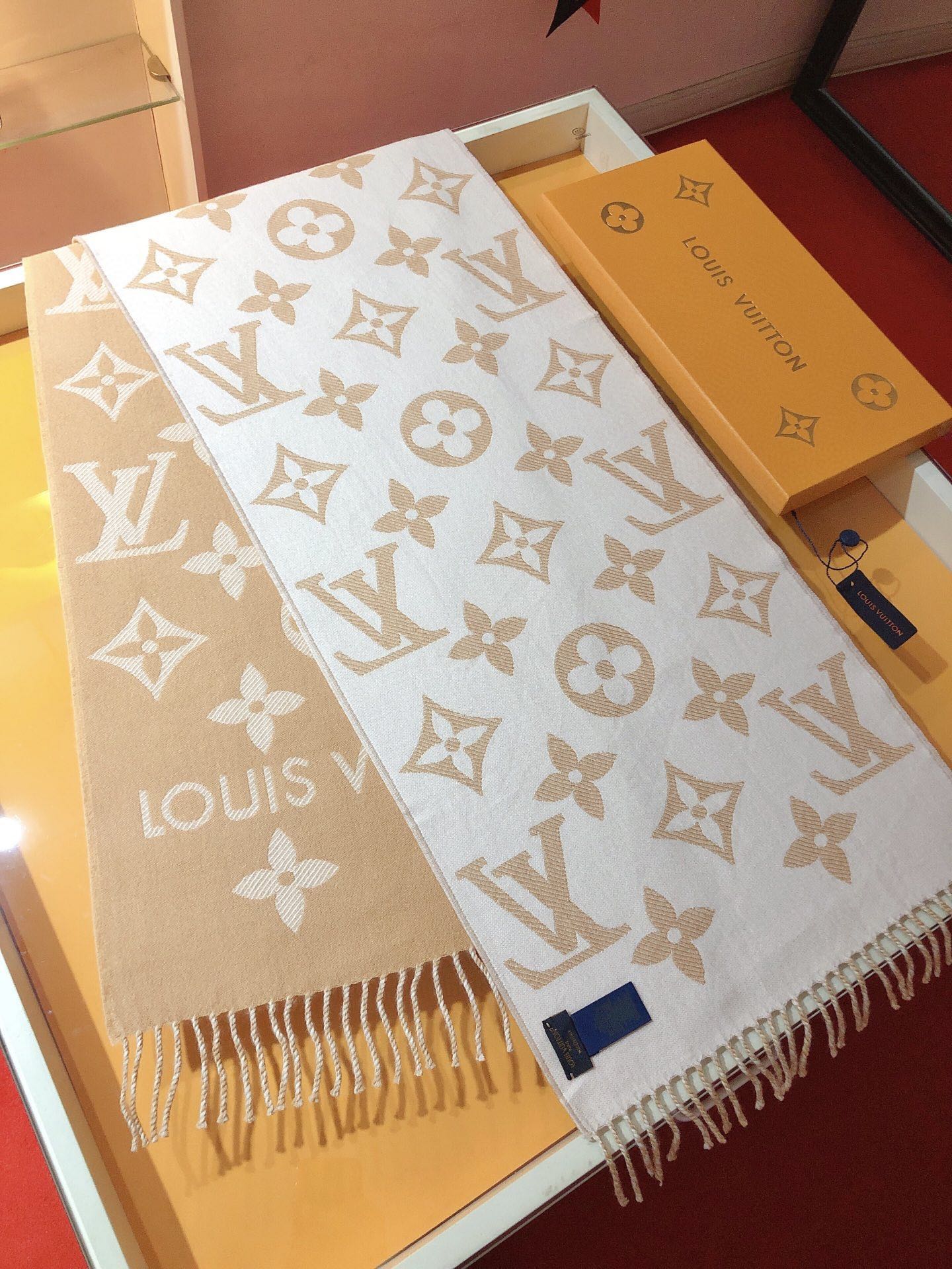 批版本更新！LV【ESSENTIAL】围巾到货 令经典 Monogram 图案铺陈两面，以 Monogram 图案和路易威登标识宣示品牌底蕴，搭配柔美流苏饰边，成就 Reykjavik 围巾之外的闲适之选。简单的设计却气场强大，底端饰有对比色路易威登英文字样 情侣通用款 质量非常好，提花字迹平整清晰有立体感，实物非常惊艳渠道好货不等人，完全的专柜品相喜欢就不能错过哦！送礼自用都是绝对错不了的款式【规格：xcm  YD%羊毛】