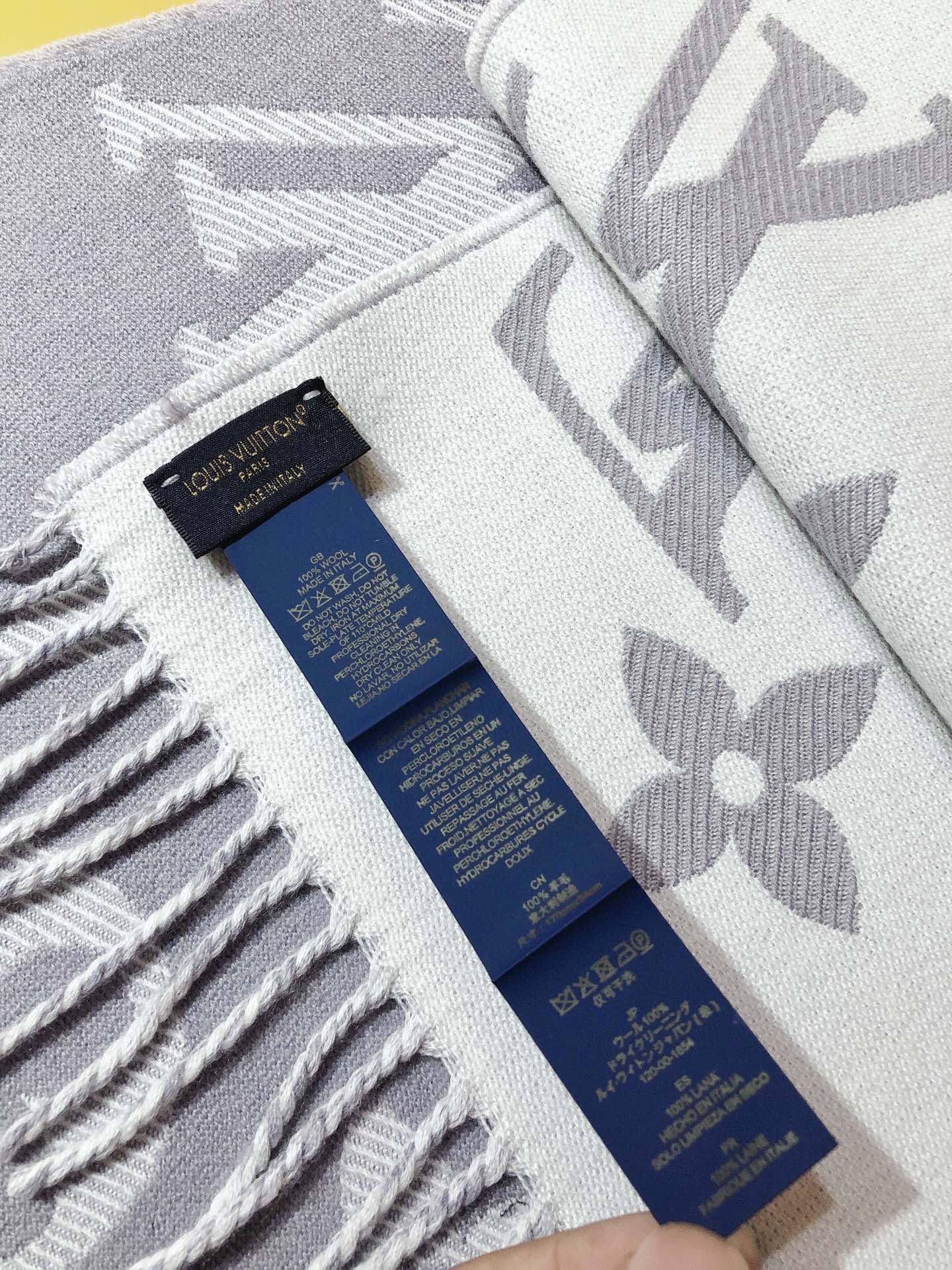 ルイ・ヴィトン ESSENTIAL 囲巾 - クラシックなモノグラムデザインと柔らかいフリンジ