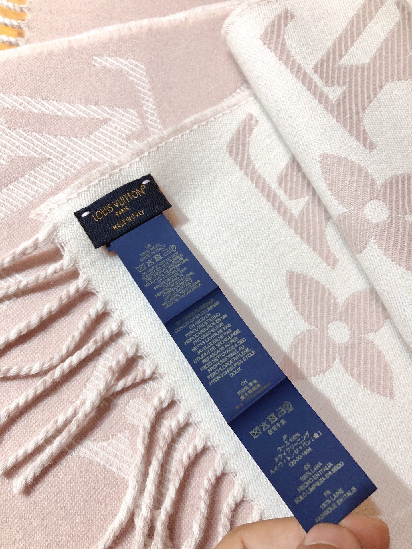 ルイ・ヴィトン ESSENTIAL 囲巾 - クラシックなモノグラムデザインと柔らかいフリンジ