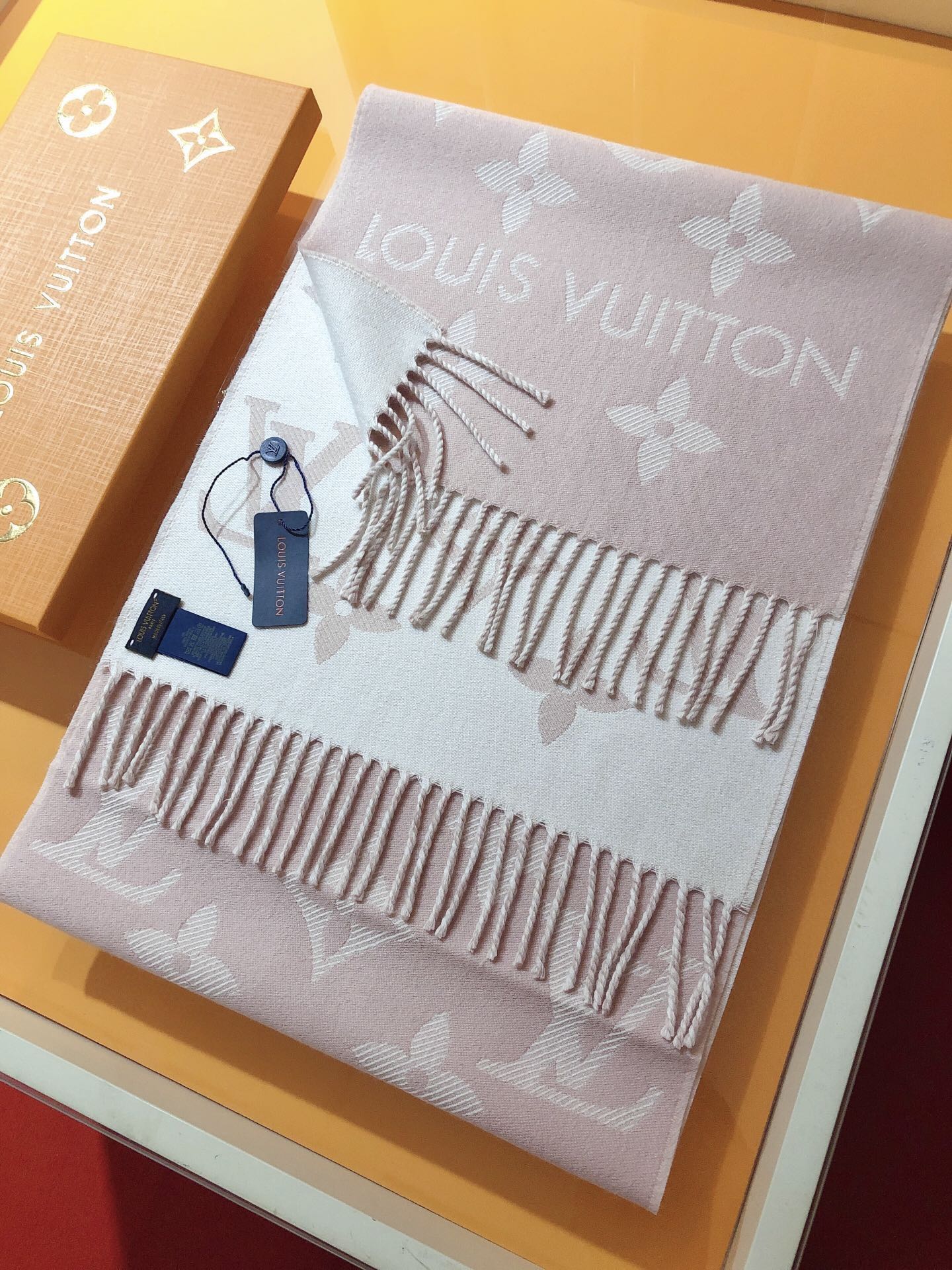 ルイ・ヴィトン ESSENTIAL 囲巾 - クラシックなモノグラムデザインと柔らかいフリンジ