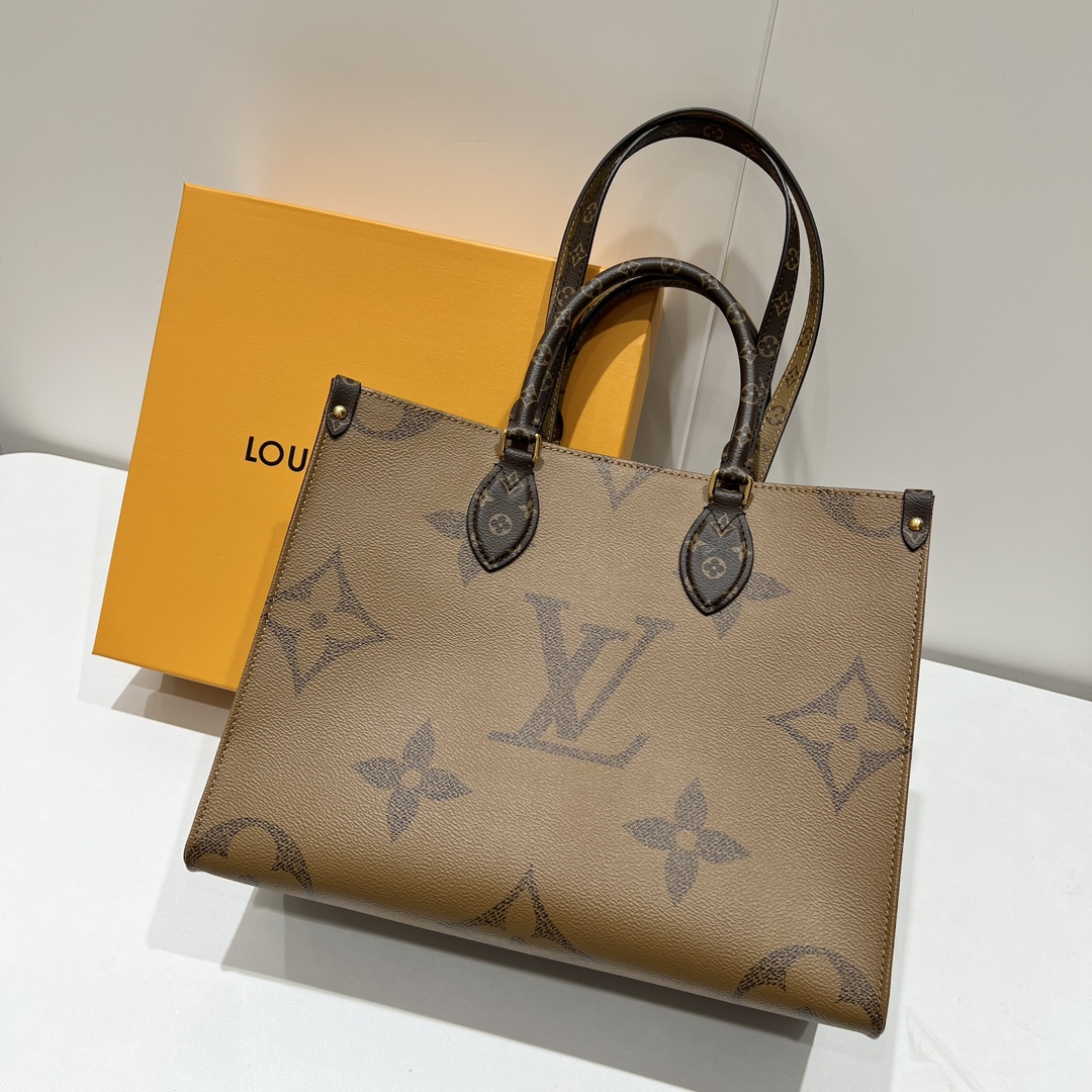 NO:178290,M44578 Onthego medium handbag 35 x 27 x 14 cm Classic Monogram canvas and Monogram Reverse canvas are separated from each side, and the different styles are presented at will. Toron double handles and shoulder straps achieve multiple ways of carrying.,,versace19860909M44578 Onthego 中号手袋 35 x 27 x 14 厘米 经典 Monogram 帆布与 Monogram Reverse 帆布分饰两侧,迥异风尚随心呈现.Toron 双手柄与肩带实现多种背携方式.,,versace,Bag