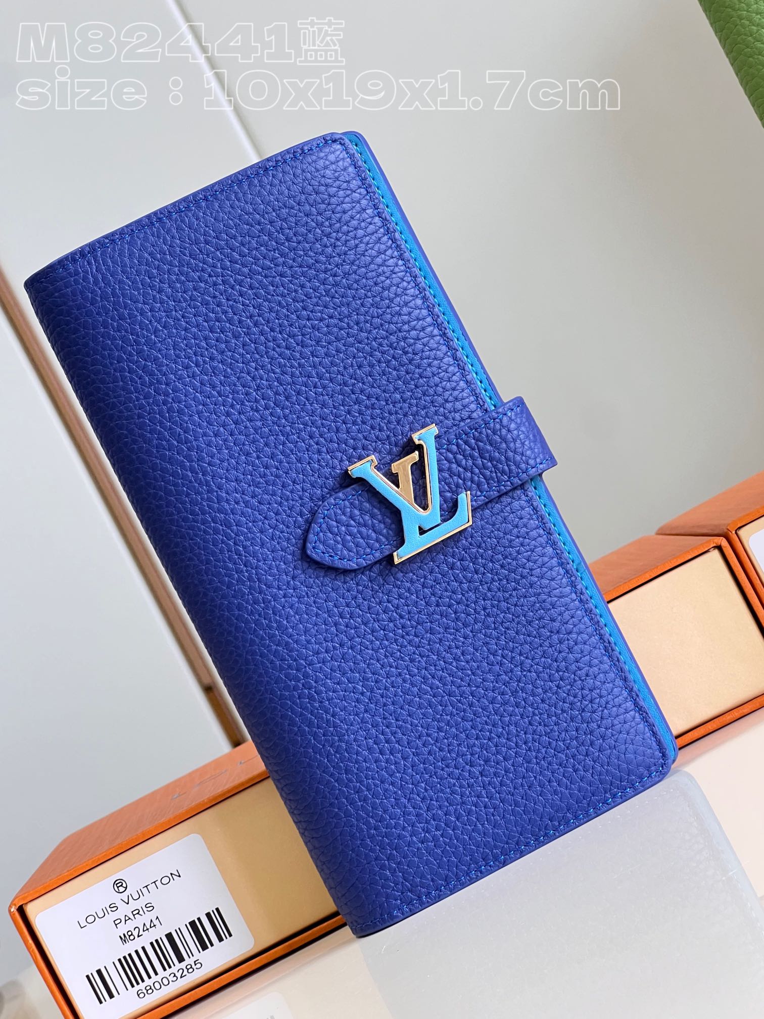 NO:400649,【Exclusive real photo M82441 blue】This LV Vertical wallet is made of soft grained Taurillon leather, embellished with LV letters for sliding opening and closing, inspired by Capucines handbag design. The contrasting lining is displayed at light opening, with card mezzanine, zipper coin bag and large V-shaped mezzanine, which is convenient for storage of banknotes and notes. Detailed features 10 x 19 x 1.7 cm (length x height x width) C.320,LV [original leather],louis vuitton19860909【独家实拍 M82441蓝】本款 LV Vertical 钱夹采用柔软粒面 Taurillon 皮革,为滑动开合点缀 LV 字母,灵感源自 Capucines 手袋设计.轻启即现撞色内衬,设有卡片夹层、拉链零钱袋和大号 V 形夹层,方便收纳纸钞和票据.详细特征10 x 19 x 1.7 厘米 (长度 x 高 x 宽) C.320,LV【原厂皮】,louis vuitton,Bag