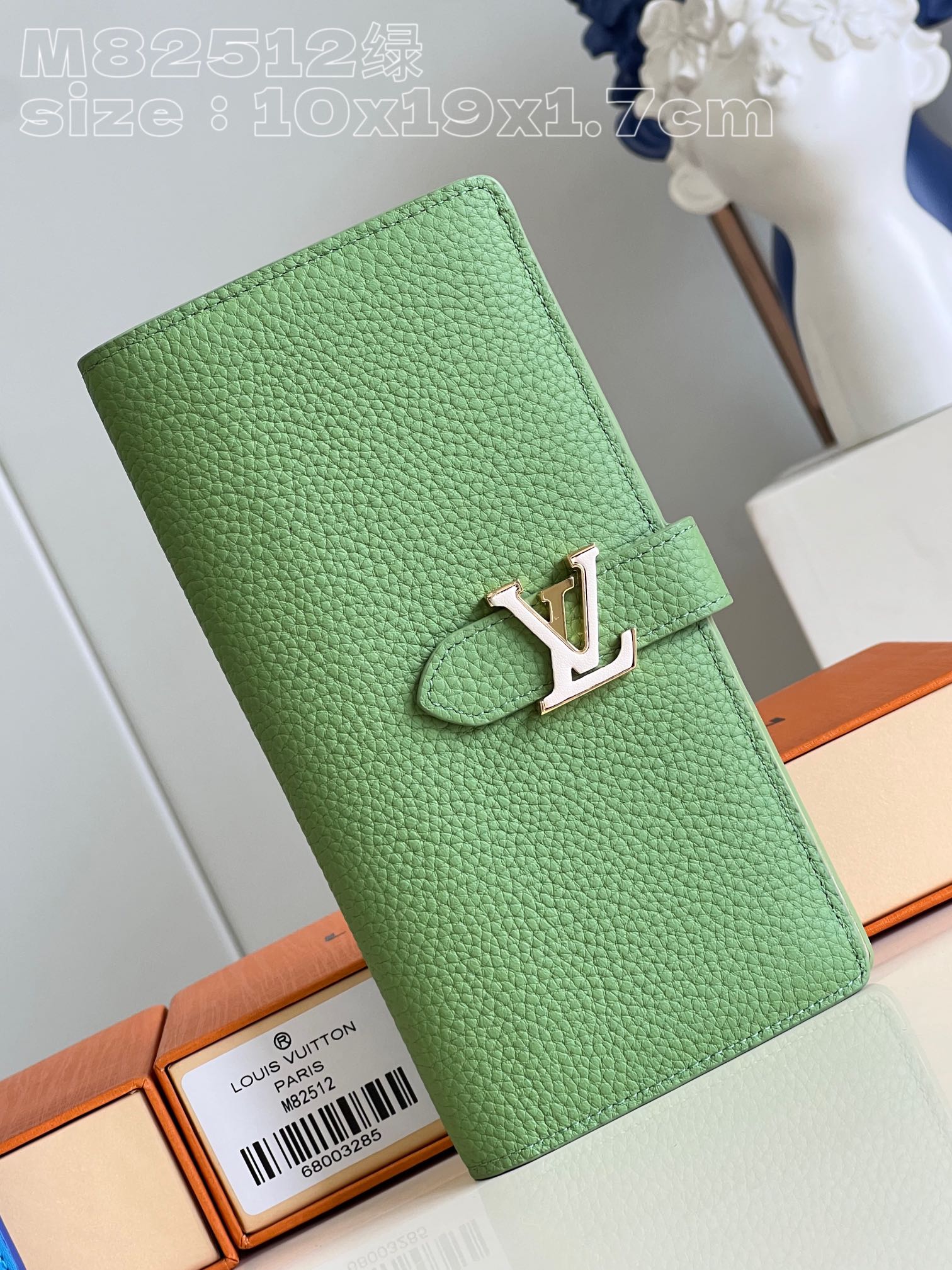 NO:400652,【Exclusive real photo M82512 green】This LV Vertical wallet is made of soft grained Taurillon leather, embellished with LV letters for sliding opening and closing, inspired by Capucines handbag design. The contrasting lining is displayed at light opening, with card mezzanine, zipper coin bag and large V-shaped mezzanine, which is convenient for storage of banknotes and notes. Detailed features 10 x 19 x 1.7 cm (length x height x width) C.320,LV [original leather],louis vuitton19860909【独家实拍 M82512绿】本款 LV Vertical 钱夹采用柔软粒面 Taurillon 皮革,为滑动开合点缀 LV 字母,灵感源自 Capucines 手袋设计.轻启即现撞色内衬,设有卡片夹层、拉链零钱袋和大号 V 形夹层,方便收纳纸钞和票据.详细特征10 x 19 x 1.7 厘米 (长度 x 高 x 宽) C.320,LV【原厂皮】,louis vuitton,Bag