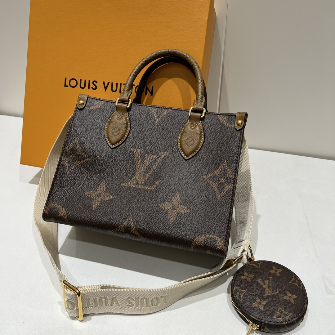 NO:178302,M46373 OnTheGo small handbag 25 x 19 x 11.5 cm Stitched Monogram and Monogram Reverse canvas, Monogram Giant pattern embellished on it. The Toron handle and the jacquard woven shoulder strap decorated with brand inscription create a visual contrast. The detachable coin bag is suitable for storing change or exquisite items. It has both fashionable and diverse functions, making it a good companion for everyday. The strap is half-length 35.2 cm The strap is half-length adjustable to 53.0 cm, versace19860909M46373 OnTheGo 小号手袋 25 x 19 x 11.5 厘米 拼合 Monogram 和 Monogram Reverse 帆布,Monogram Giant 图案点缀其上.Toron 手柄和饰有品牌铭纹的提花织纹肩带构筑视觉反差,可拆卸零钱袋适宜存放零钱或玲珑小物.时尚气韵与多样功能兼备,成就日常良伴. 包带半长35.2 厘米 包带半长可调至53.0 厘米,,versace,Bag