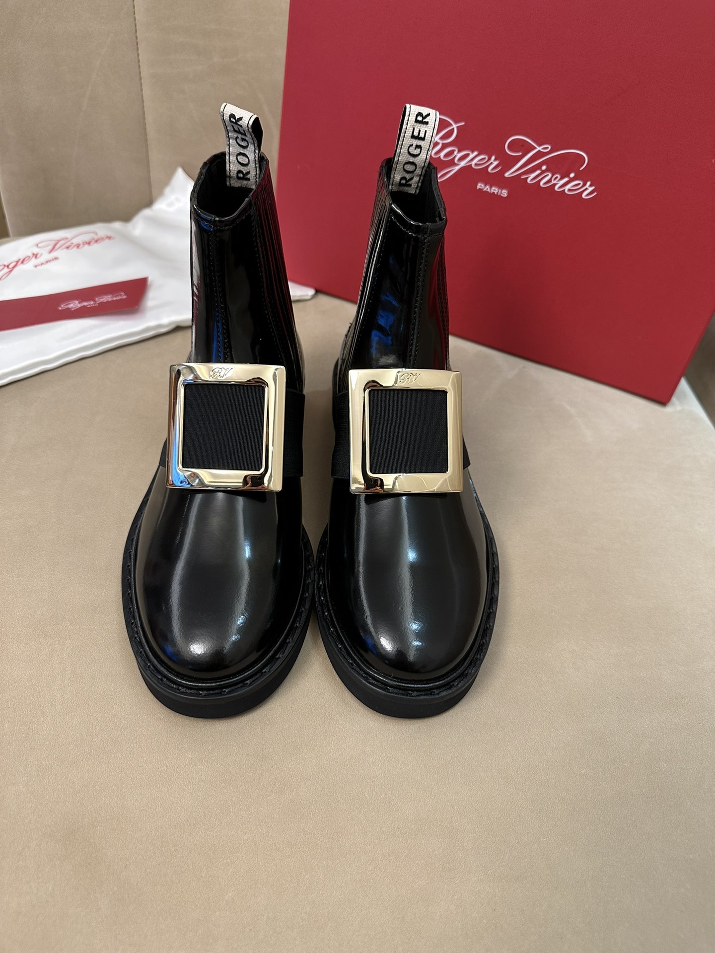 Roger Vivier מגפיים מגפוני קצרות עור אמיתי פטנטים כבשים