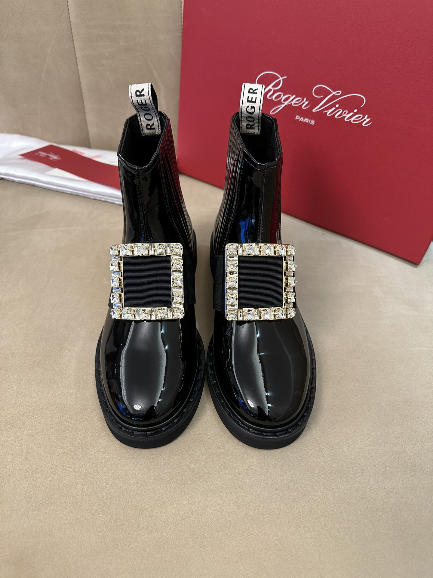 Roger Vivier מגפיים מגפוני קצרות עור אמיתי פטנטים כבשים