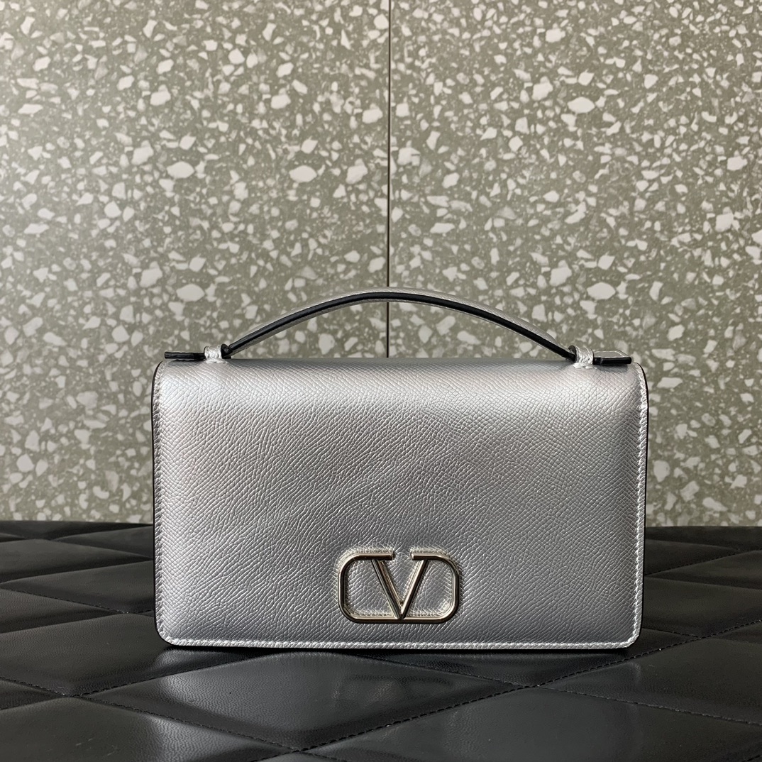 Batch 550 Valentino 24 new product Valentino Garavani VRING chain handheld design: made of palm-print cowhide, eye-catching iconic V-shaped LOGO