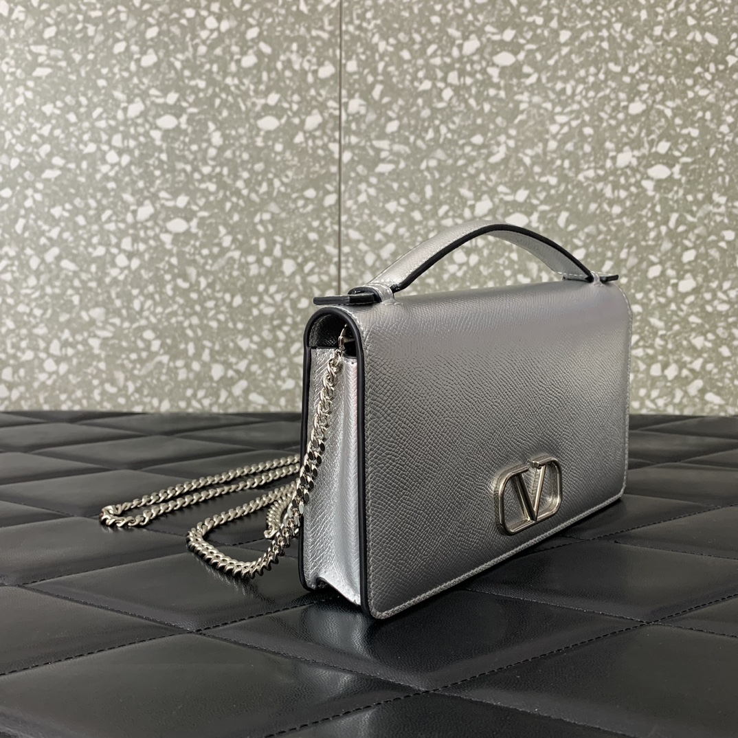Batch 550 Valentino 24 new product Valentino Garavani VRING chain handheld design: made of palm-print cowhide, eye-catching iconic V-shaped LOGO