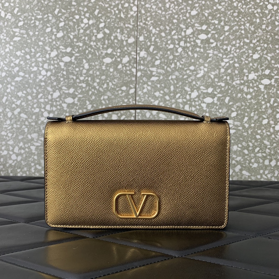 Batch 550 Valentino 24 new product Valentino Garavani VRING chain handheld design: made of palm-print cowhide, eye-catching iconic V-shaped LOGO