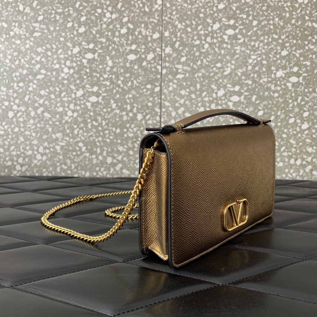 Batch 550 Valentino 24 new product Valentino Garavani VRING chain handheld design: made of palm-print cowhide, eye-catching iconic V-shaped LOGO