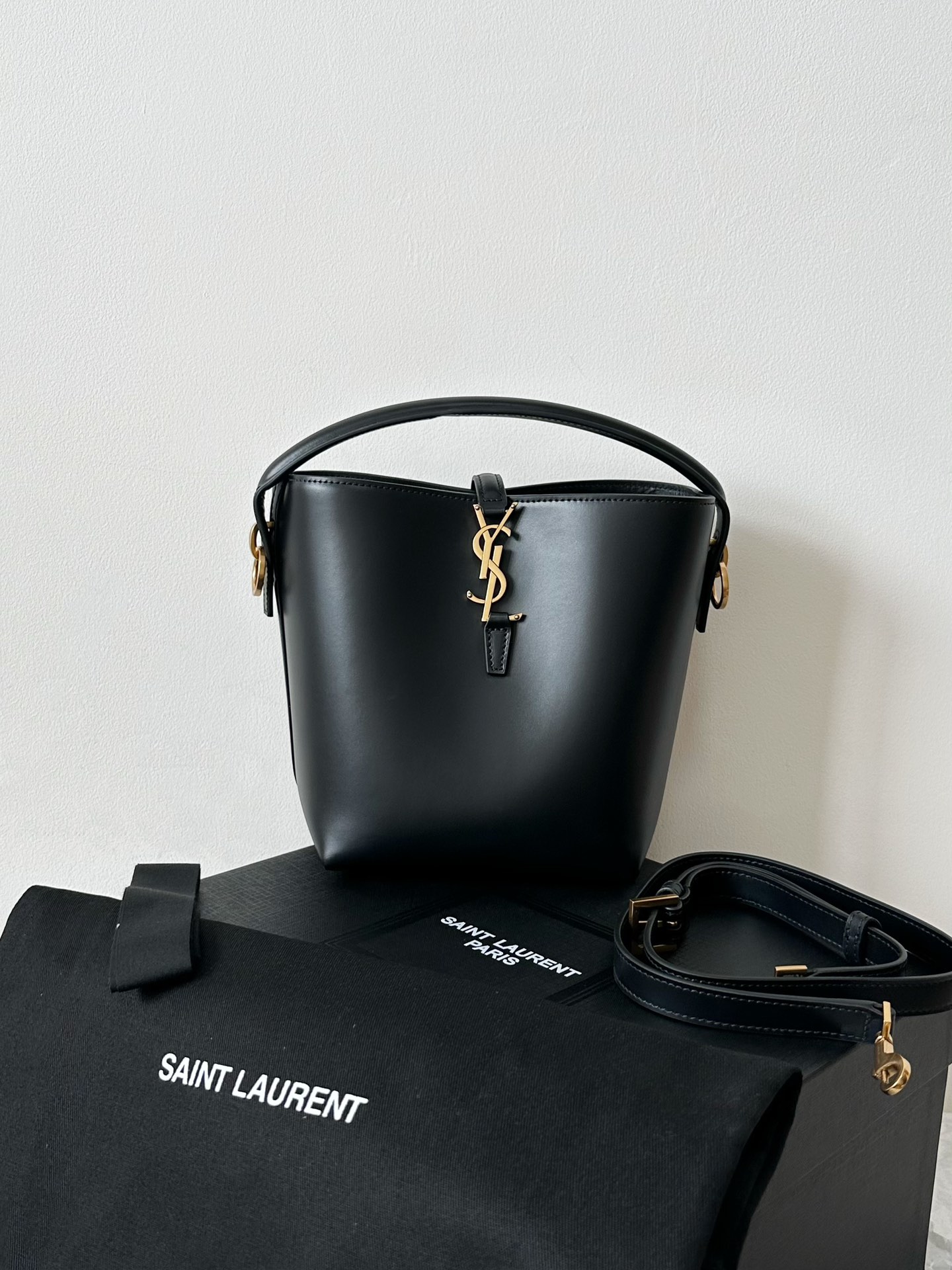 Le roi des ventes 🔥Return à nouveau 🔥️yS1 LE37 BEAU GETTEMENTS BALLESS Small Black🎬Sisters qui aiment transporter des sacs de seaux ne devraient pas manquer de tout le corps du sac. Le sac de godet de conception simple et cool de la maison est sa grande capacité! Ce n’est pas aussi grand que le fourre-tout, mais il peut contenir le corps entier de l’univers🉑carrying🉑cross, peu importe comment vous le portez ~ L’ancienne règle est que le cuir développé par ZP cette fois peut être considéré comme la plus haute similitude! Vous pouvez voir l’image de comparaison vous-même, et même si je ne peux pas dire qui est qui est, vous fermez les yeux et laissez-nous la qualité! 20 × 17 × 13cm749036