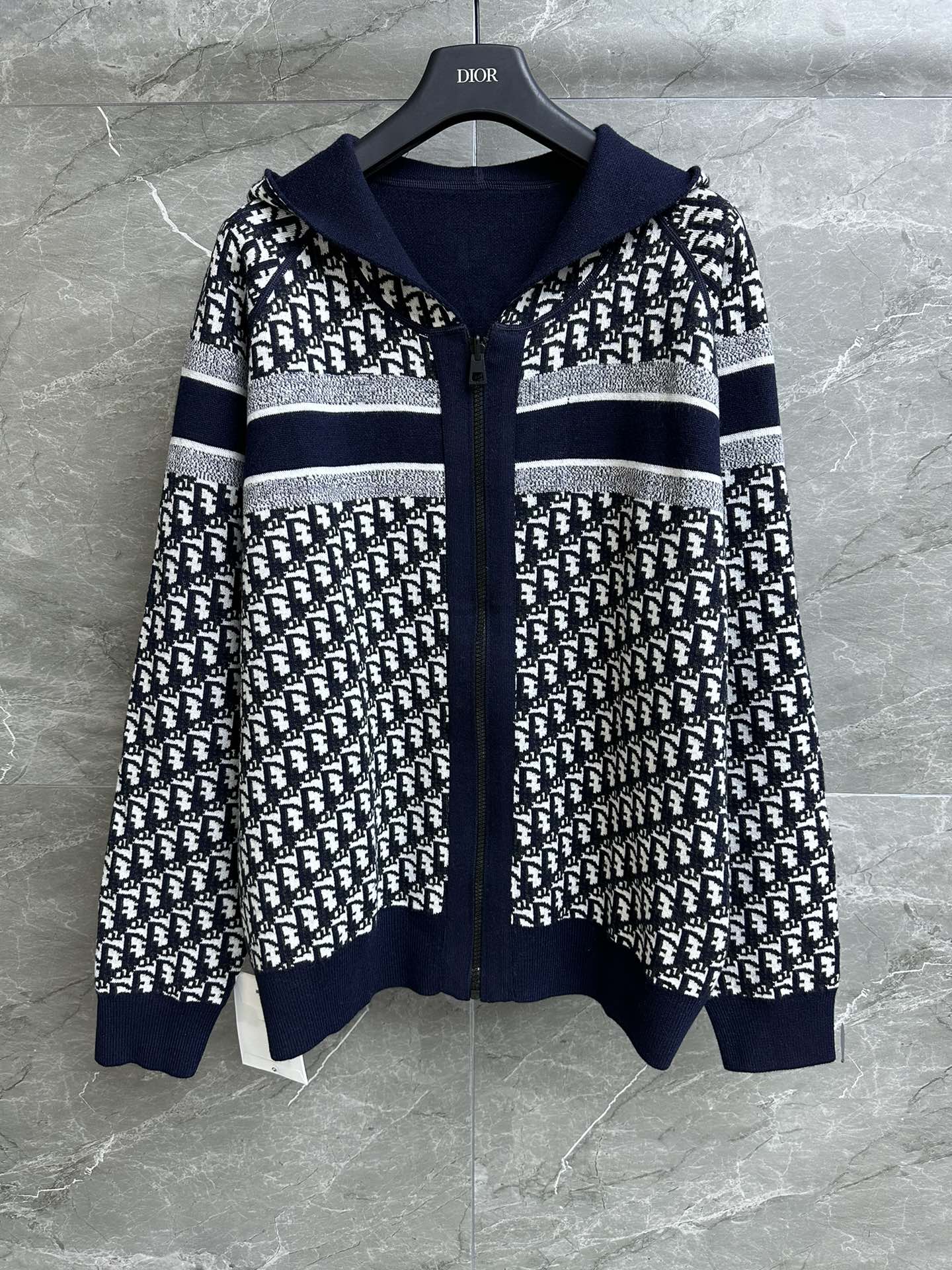 NO:316443,New autumn and winter models are available. D-home double-sided cardigan. Autumn and winter series. Hooded collar design. Double-sided wearable. One side solid color. One side presbyopia. Switch outfits for different occasions. Versatile and fashionable. Wool-blend fabric. Thick and warm texture. Loose style. Slim and temperament on the upper body. Full trademark. Size SML,,dior,hats,alexander wang.19860909秋冬新款上新啦 D家双面穿开衫 秋冬系列 连帽衣领设计 双面可穿 一面纯色 一面老花 不同场合切换穿搭 百搭实穿又时髦 羊毛混纺面料 厚实保暖有质感 宽松版型 上身显瘦又气质 商标齐全 尺码SML,,dior,hats,alexander wang,Women's clothing