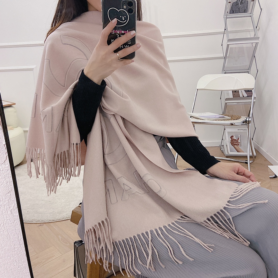 NO:163038,CHANEL European version specialty] New imitation cashmere letter embossed scarf with fashionable big brand style, exquisite workmanship, spot stock. The upper body effect is super good. Gift for self-use super high cost performance. Size: about 18065, gram weight 320g, ordinary scarf, chanel19860909批 香奈儿 欧版货专营】新款仿羊绒字母压花围巾时尚大牌风格,做工精致,现货.上身效果超级棒.送礼自用超高性价比.size: 18065左右,克重320g,普通围巾,chanel,scarf