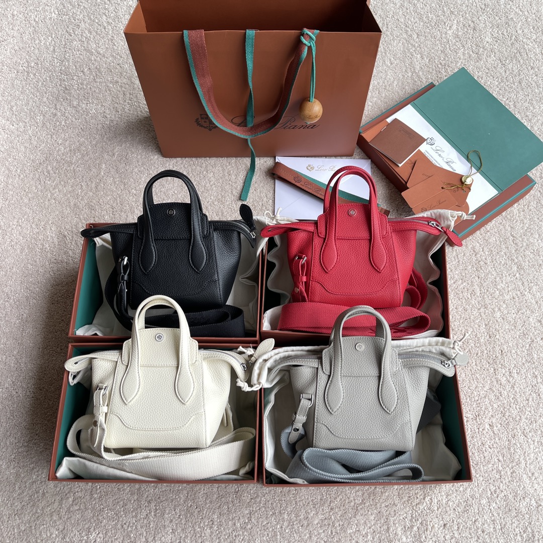 NO:197388,~(not suitable for packaging) HappHappy LP mini smiley bag # Calfskin/item number: FAM 8272 Height 8.8cm*width 12cm*depth 8.5cm. Combination diagram, LP, loro piana, cowhide19860909～(不配包装) HappHappy LP迷你笑脸包# 小牛皮/货号:FAM 8272 高度8.8cm*宽度12cm*深度8.5cm. 组合图,LP,loro piana,cowhide,Bag