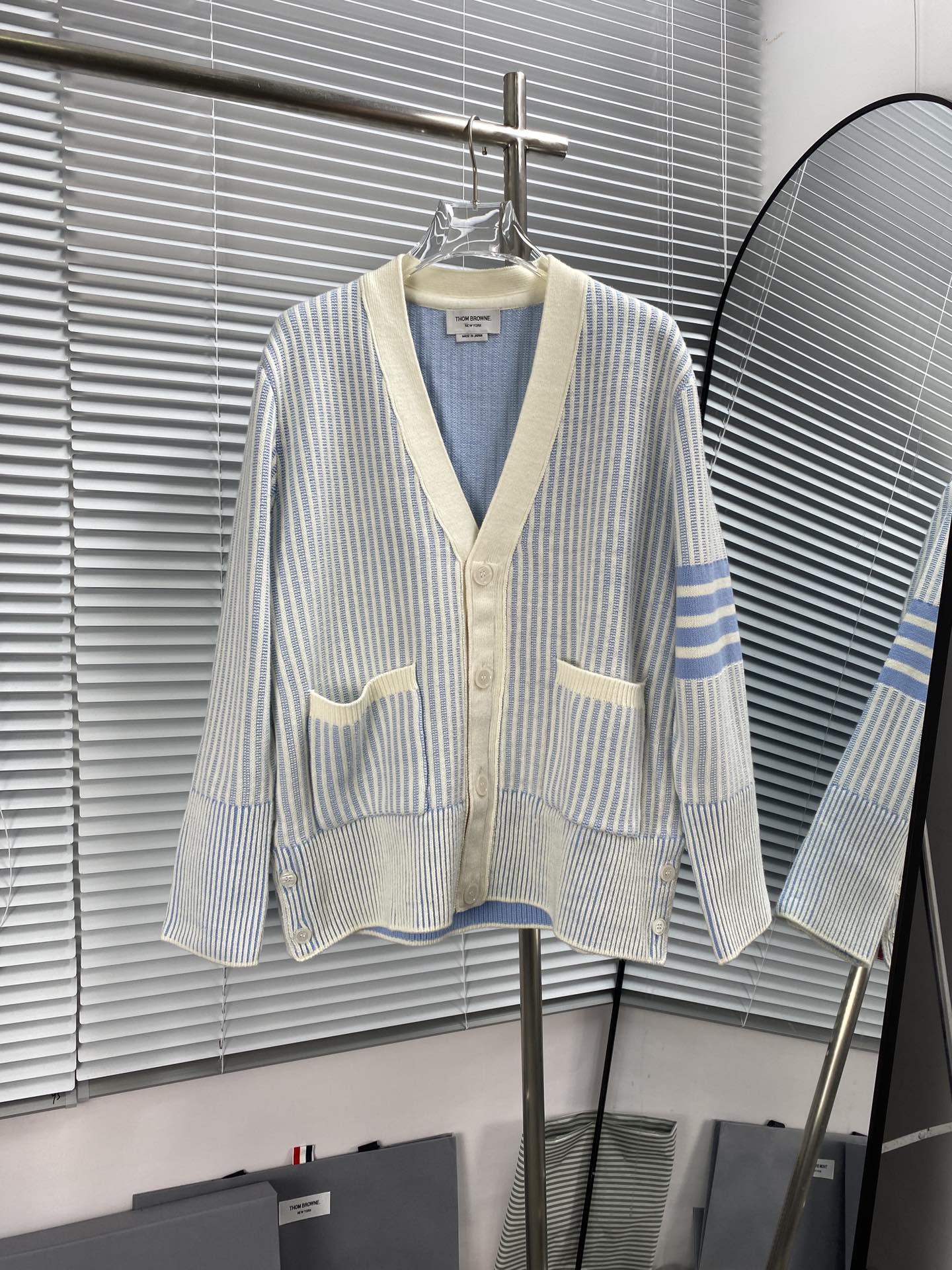Cárdigan de punto de mujer THOM BROWNE con rayas verticales y cuatro barras, estilo colegial, manga larga, escote en V,…