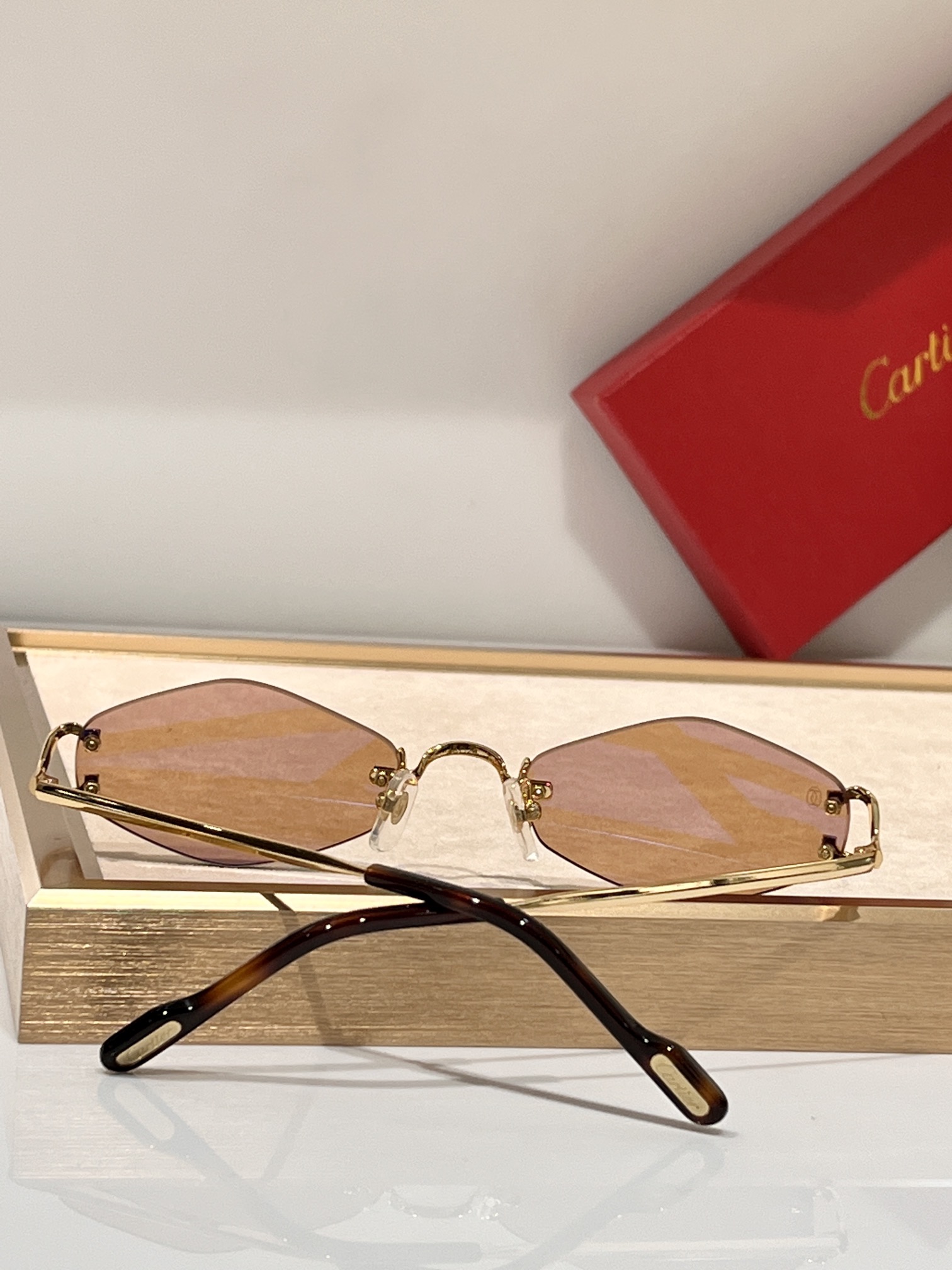 Cartier欧美窄版
18K金灿灿简约无边款
内镀蓝膜防紫外线镜片
CT
Size48口20-145✔