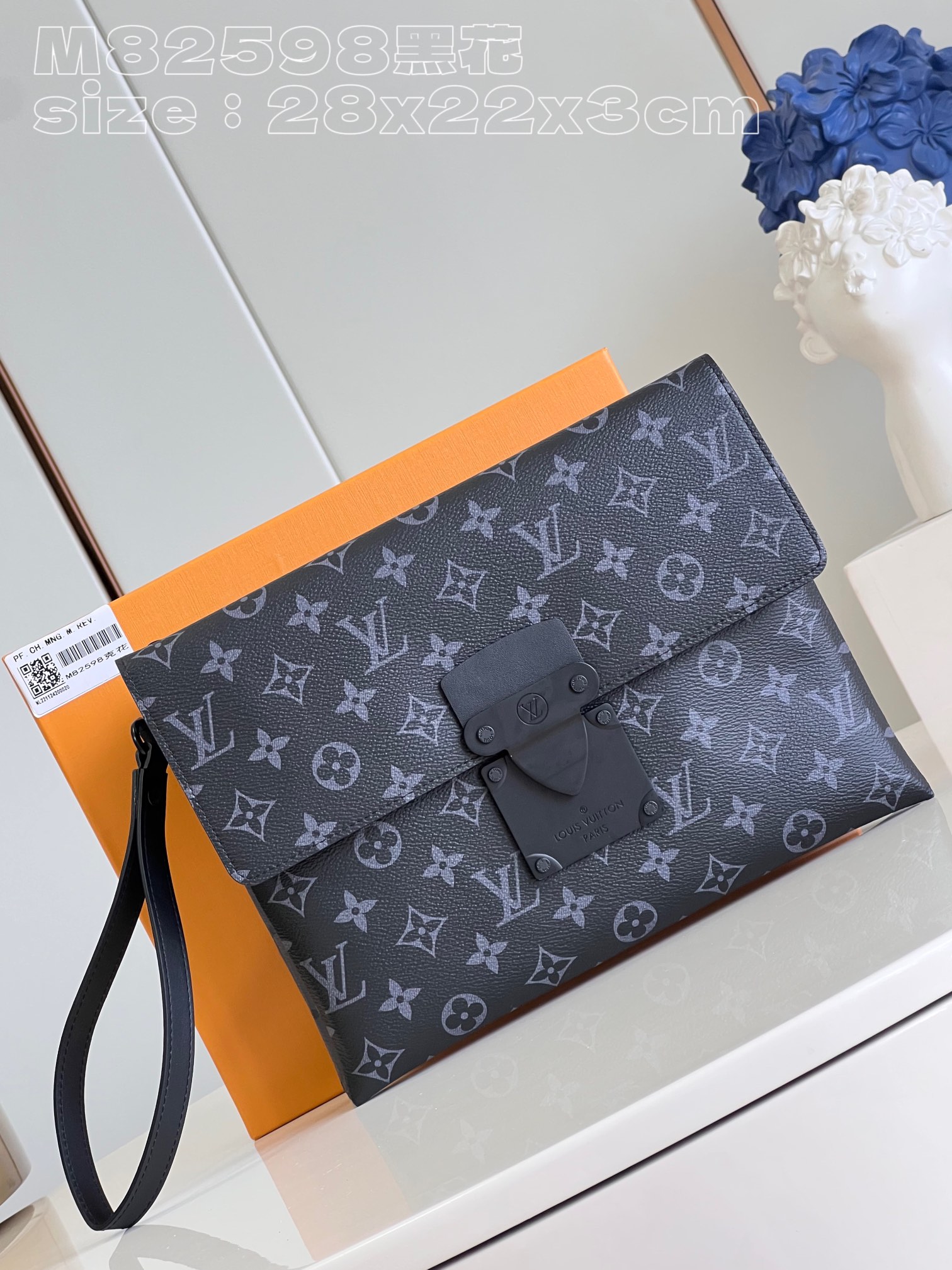 NO:400650,【Exclusive real photo M82598 black flower】 The Pochette S-Lock clutch is made of Monogram Eclipse canvas and leather trim, and is traced back with S-Lock magnetic buckle. The sturdy suitcase lock design created by Georges Vuitton in the 1880s. The pockets are organized and equipped with a removable wristband. Dimensions 28 x 22.5 x 3.5 cm (length x height x width) C.400,LV [original leather],louis vuitton,handbag19860909【独家实拍 M82598黑花】 Pochette S-Lock 手拿包选用 Monogram Eclipse 帆布和皮革饰边,以 S-Lock 磁扣回溯 Georges Vuitton 于 1880 年代打造的牢固行李箱锁扣设计.口袋实现有序收纳,搭配可拆卸腕带.尺寸28 x 22.5 x 3.5厘米 (长度 x 高 x 宽) C.400,LV【原厂皮】,louis vuitton,handbag,Bag