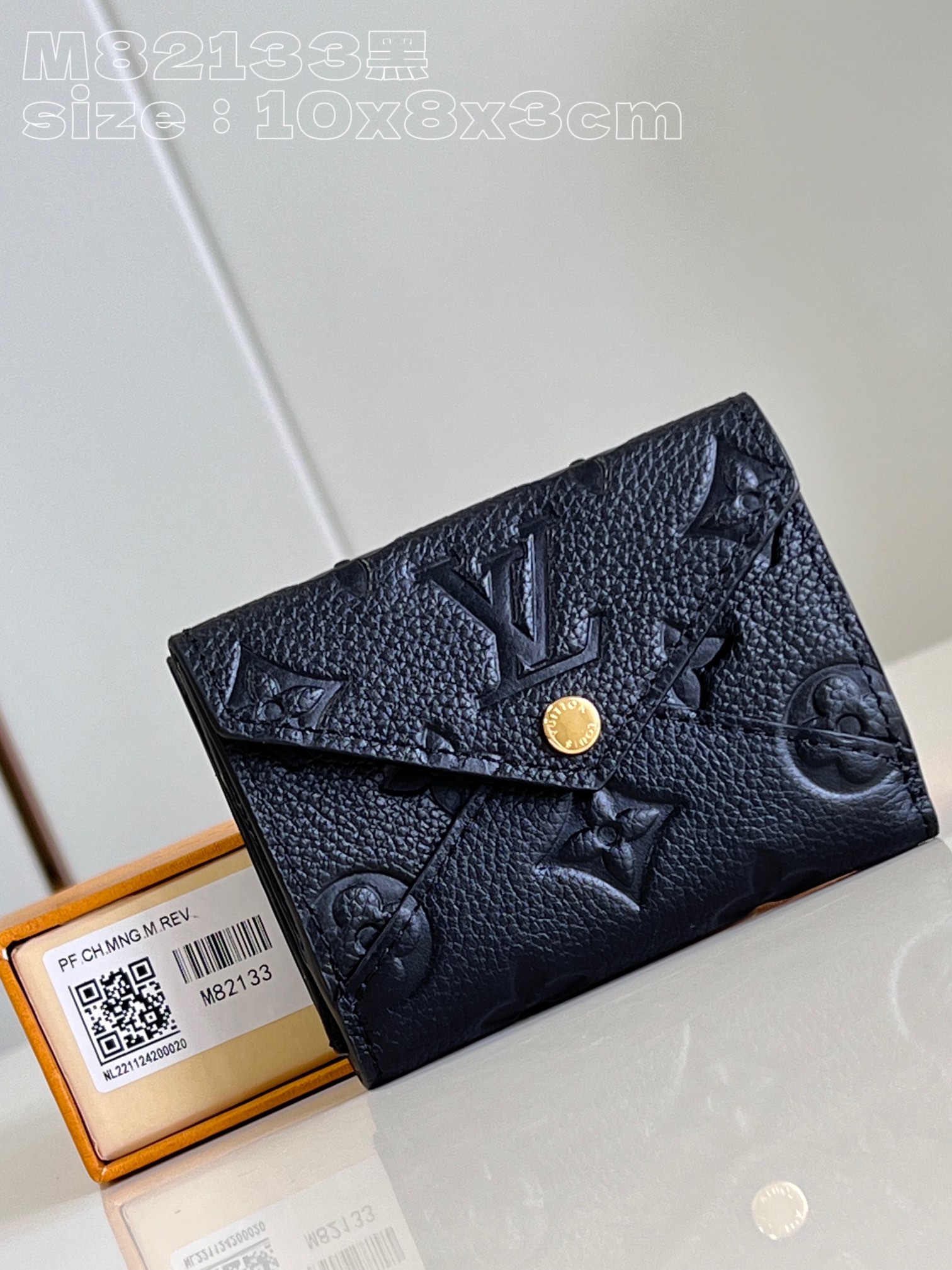 NO:400653,【Exclusive real photo M82133 black】Celeste wallet material Monogram Empreinte soft grain leather, delicately imprinted classic Monogram pattern. The inscription snap opens with exquisite configuration, card mezzanine and pockets that can place banknotes flat. Under the envelope-style flap, the organ coin bag is hidden. 10 x 8 x 3 cm (length x height x width) C.300, LV [original leather], louis vuitton19860909【独家实拍 M82133黑】Celeste 钱夹取材 Monogram Empreinte 软粒面皮革,细致压印经典 Monogram 图案.铭纹按扣开启玲珑构型,内设卡片夹层和可平整放置钞票的口袋.信封式翻盖下暗藏风琴零钱袋.10 x 8 x 3厘米 (长度 x 高 x 宽) C.300,LV【原厂皮】,louis vuitton,Bag