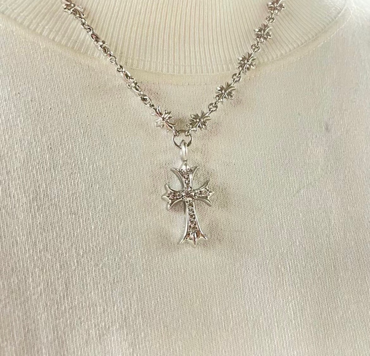 Chrome Hearts クロスデザインの十字架ネックレス