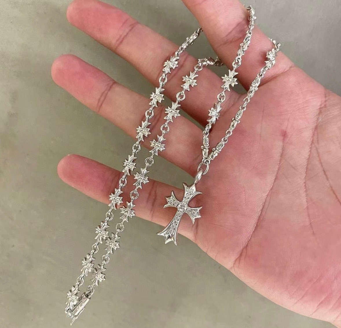 Chrome Hearts クロスデザインの十字架ネックレス