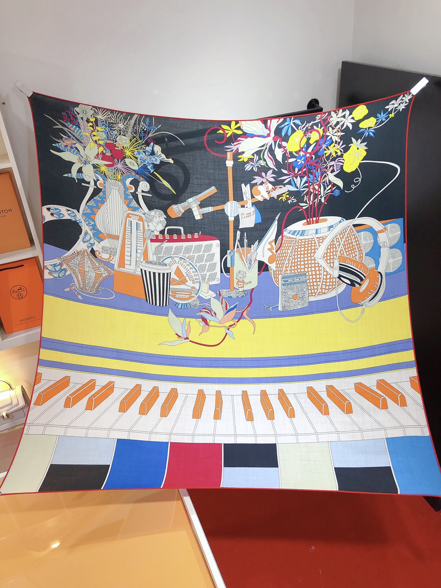 NO:169840,RHMS23112H Home [Recording Studio] 140cm velvet square scarf, in the slow rhythm, the piano keys play monotonous tunes, the metronome swings on its own, and the microphone turns to another direction. Now, the hand drum begins to shake, and the lyra suddenly bursts out a melody, like a flower that blooms instantly in a vase, releasing a pleasant atmosphere full of infectiousness!  This essential Hermes accessories can be worn in many ways and matched with any clothing. Whether tied around the neck, or worn as a belt, hairband and headscarf, it is pleasing to the eye. The thickness available in all seasons is super practical, smooth and has a good feel, and the fabric is easy to shape, and it is purely hand-curled. [70 cashmere 30 silk. 140X140cm], high-end scarf, hermes, real silk19860909RHMS23112H家【录音室】140cm丝绒方巾,在慢板节奏中,钢琴键奏出单调的曲调,节拍器自顾自地摆动着,而麦克风转到了另一个方向. 现在,手鼓开始摇晃,里拉琴则突然迸发出旋律,如同花瓶中瞬间绽放的花朵,释放出感染力十足的愉快氛围！这款Hermes必备配饰可以多种方式佩戴,与任何服饰皆搭配得宜.无论系绕颈间,或作为腰带、束发带及头巾佩戴,皆赏心悦目.四季可用的厚度 ,超实用 ,手感顺滑好面料易塑形,纯手工卷边.【70羊绒 30真丝.140X140cm】,高版本围巾,hermes,real silk,scarf