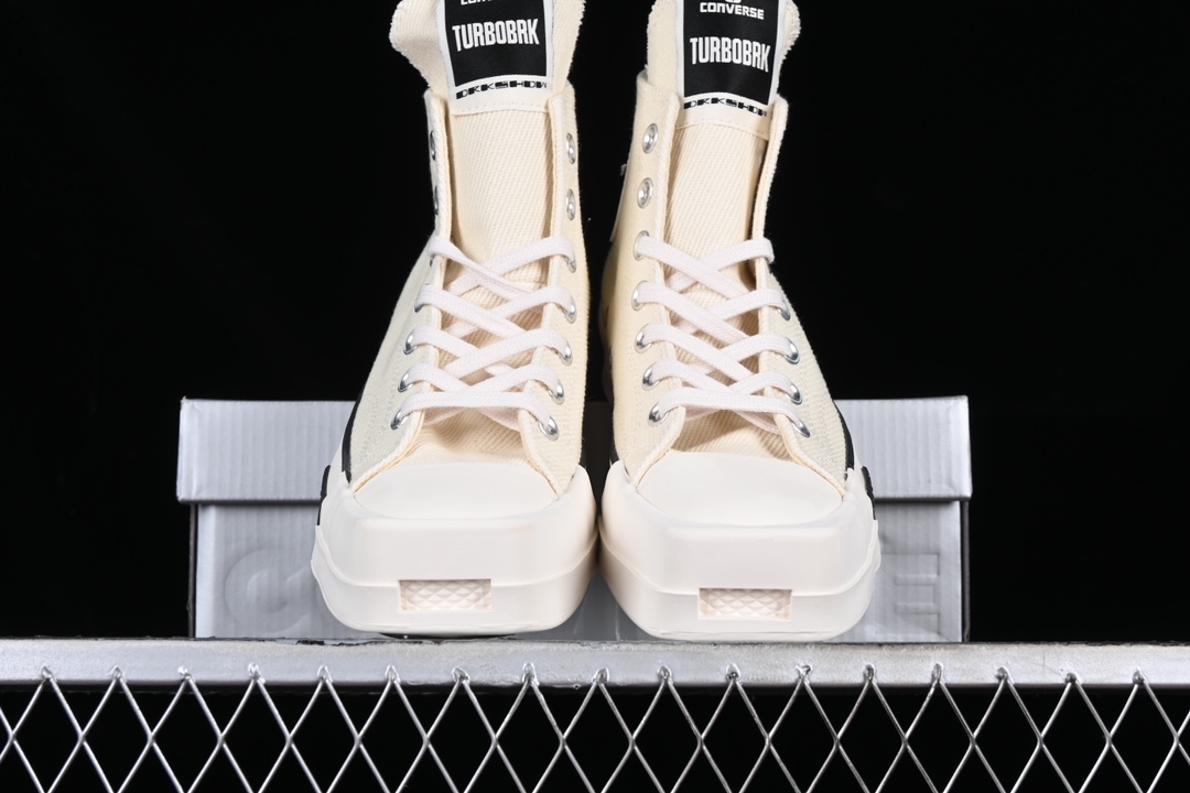 💰180纯原
Converse x Rickowens 联名款高帮休闲板鞋 172342C
#Rick Owens 对Converse 的经典 Chuck 70s 进行了前卫独特风格,大胆设计添加长鞋靴、独特的橡胶双鞋头和方格鞋头以及模压橡胶鞋跟。
#定制的 DRKSHDW和 TURBODRK 图标,包括鞋舌处的联名徽章,彰显其品牌。
尺码:35 36 36.5 37 37.5 38 39 39.5 40 41 41.5 42 42.5 43 44 M.C3
