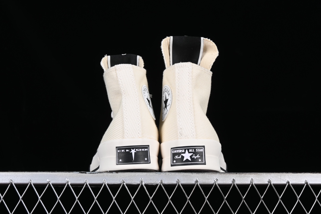 💰180纯原
Converse x Rickowens 联名款高帮休闲板鞋 172342C
#Rick Owens 对Converse 的经典 Chuck 70s 进行了前卫独特风格,大胆设计添加长鞋靴、独特的橡胶双鞋头和方格鞋头以及模压橡胶鞋跟。
#定制的 DRKSHDW和 TURBODRK 图标,包括鞋舌处的联名徽章,彰显其品牌。
尺码:35 36 36.5 37 37.5 38 39 39.5 40 41 41.5 42 42.5 43 44 M.C3