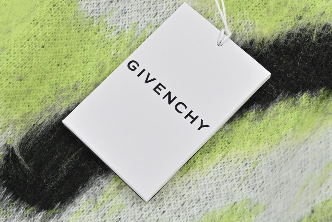 Givenchy 纪梵希 22FW 涂鸦马海毛毛衣