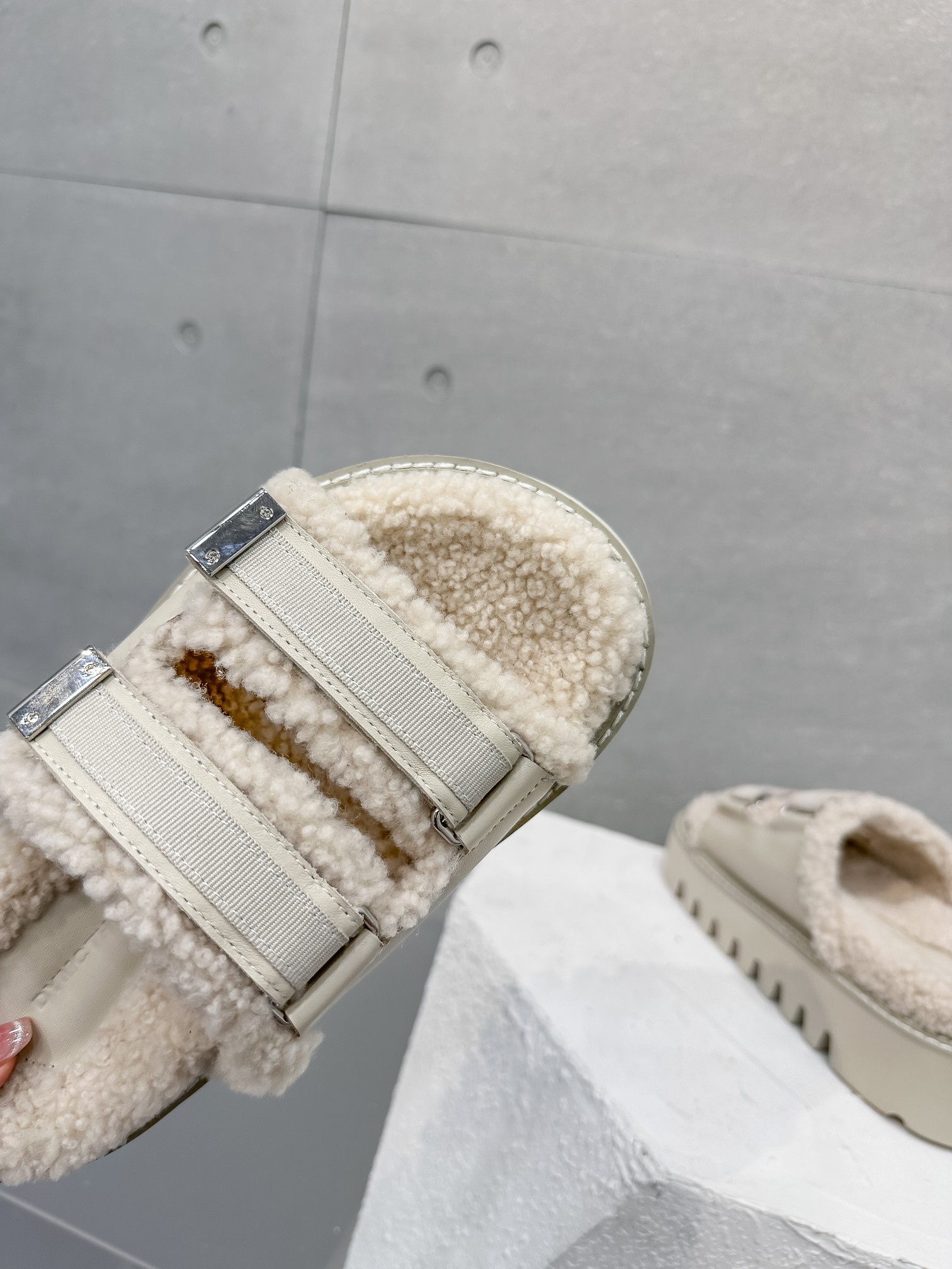 Luxurious Thick-Haired Cortex Slippers for 4cm Extra Height – Product Review - 图片 6