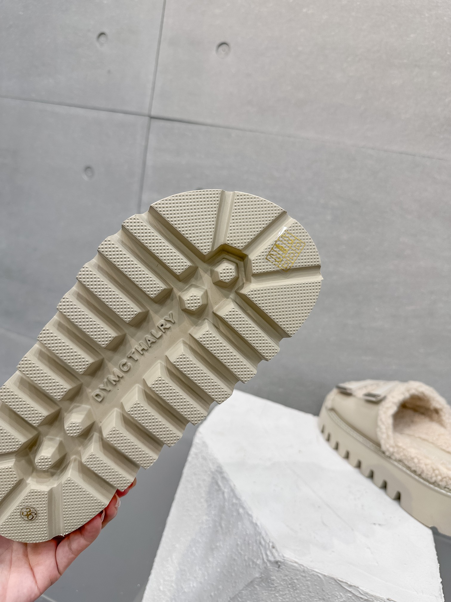Luxurious Thick-Haired Cortex Slippers for 4cm Extra Height – Product Review - 图片 7