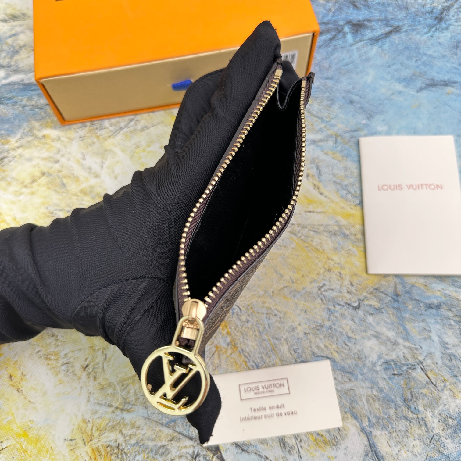 Card holder available colors display