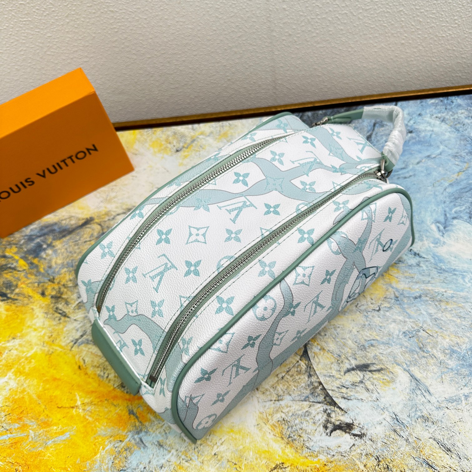 Leather wash bag closed with zipper