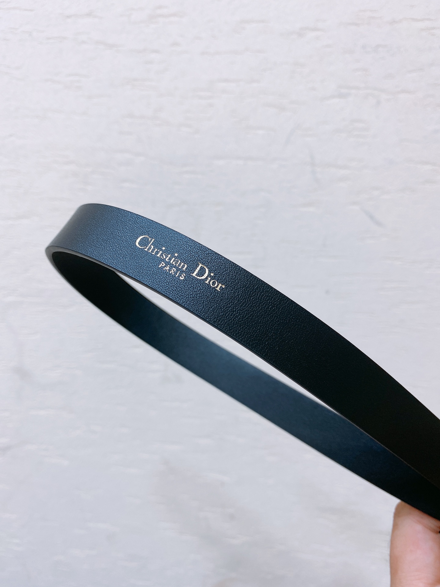 -dior 新CD针扣内侧饰以 Christian Dior Paris 标志 浅金色饰面金厲细节 浅金色饰面金属