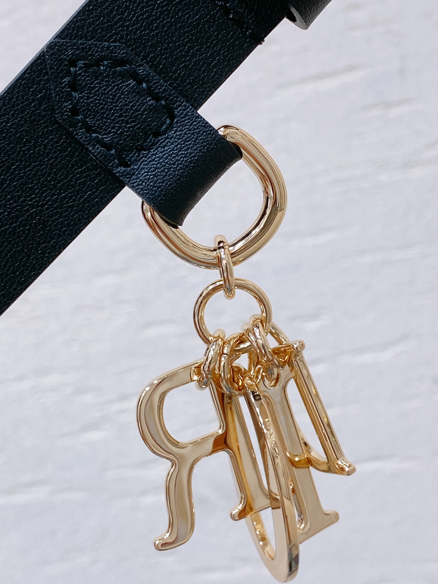 -dior 新CD针扣内侧饰以 Christian Dior Paris 标志 浅金色饰面金厲细节 浅金色饰面金属