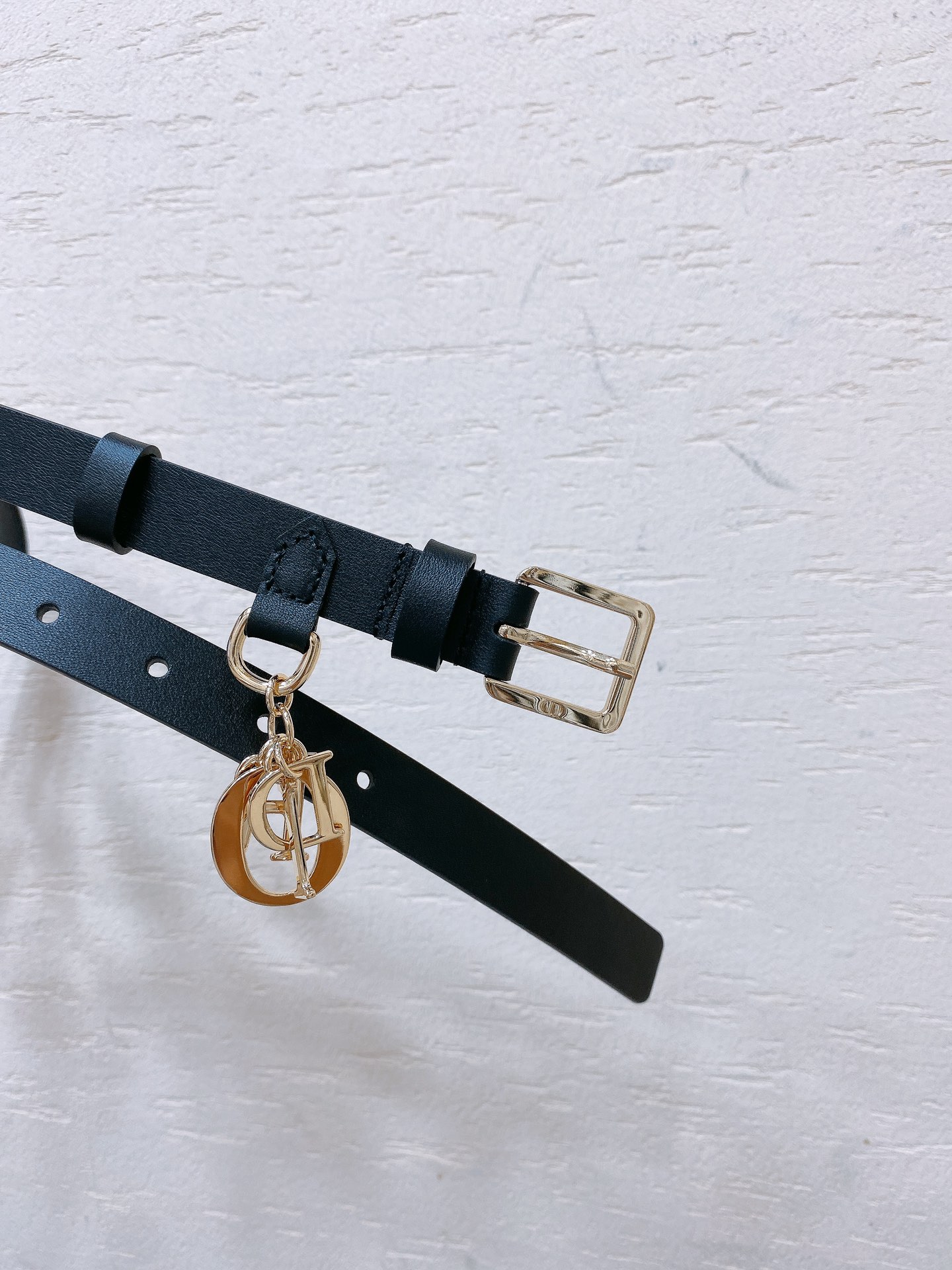 -dior 新CD针扣内侧饰以 Christian Dior Paris 标志 浅金色饰面金厲细节 浅金色饰面金属